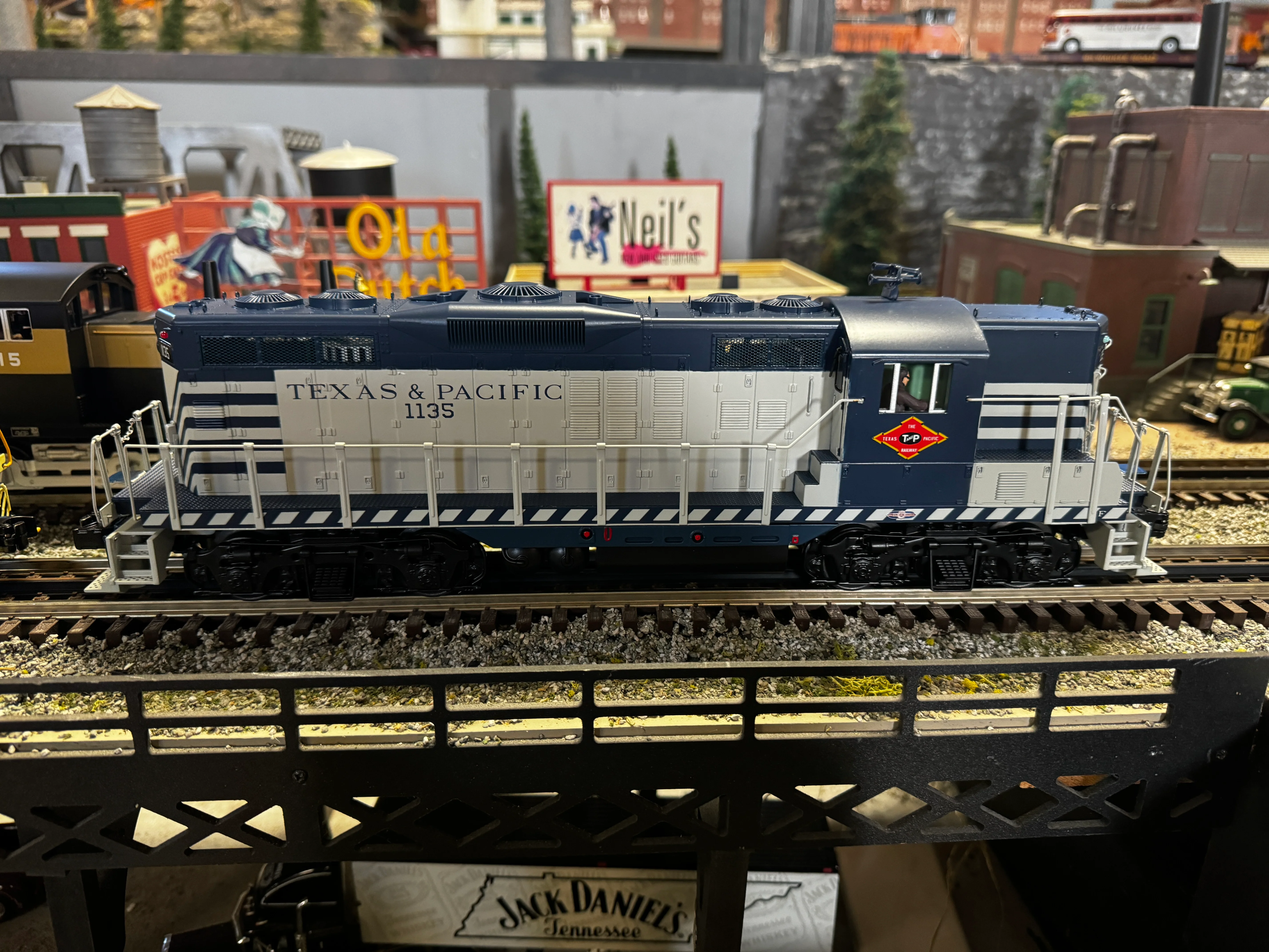 MTH 20-21750-1 - GP-9 Diesel Engine "Texas & Pacific" #1132 w/ PS3 - Image 2