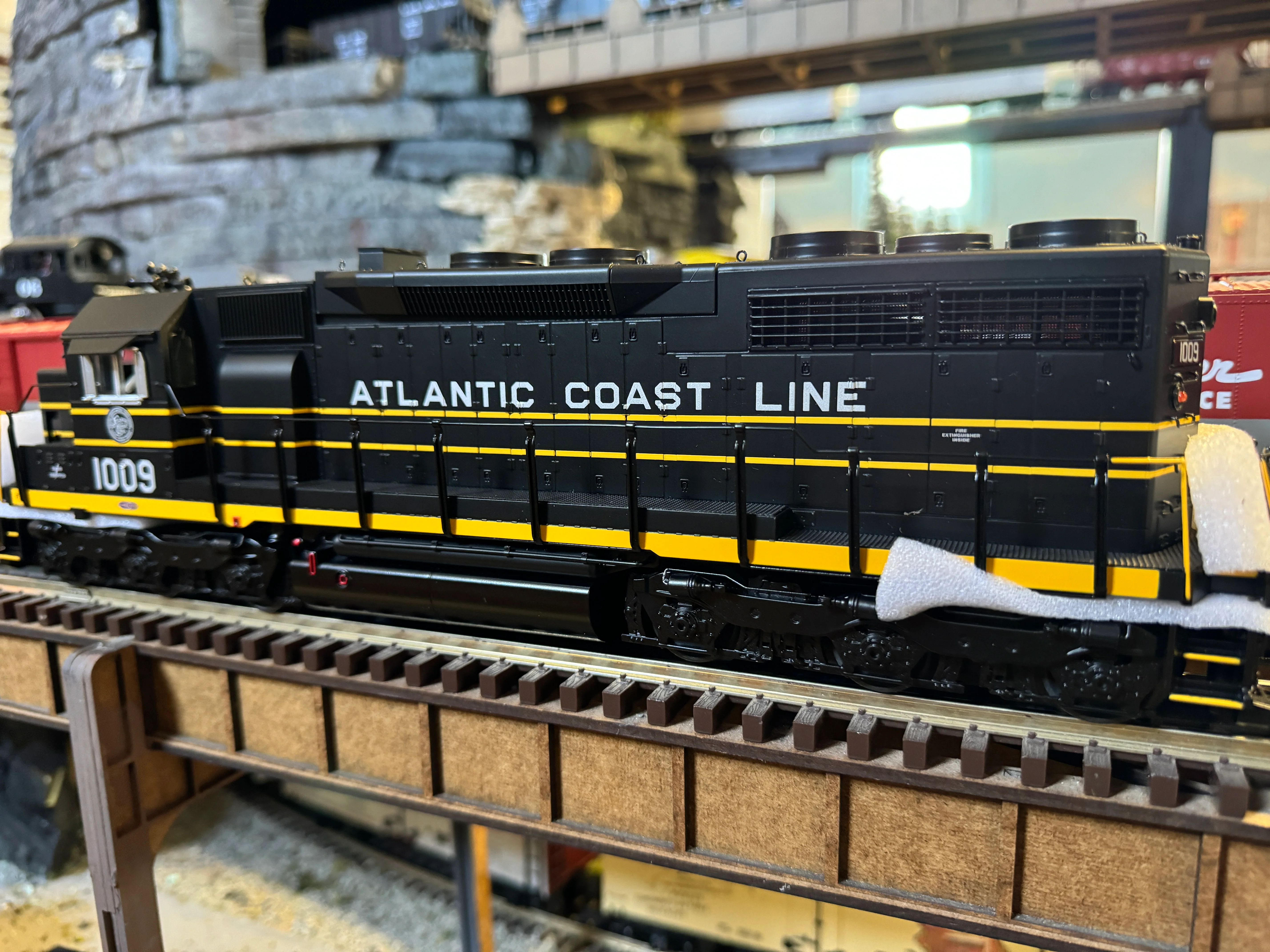 MTH 20-21757-1 - SD-35 Diesel Engine "Atlantic Coast Line" #1009 w/ PS3 (Hi-Rail Wheels) - Image 3