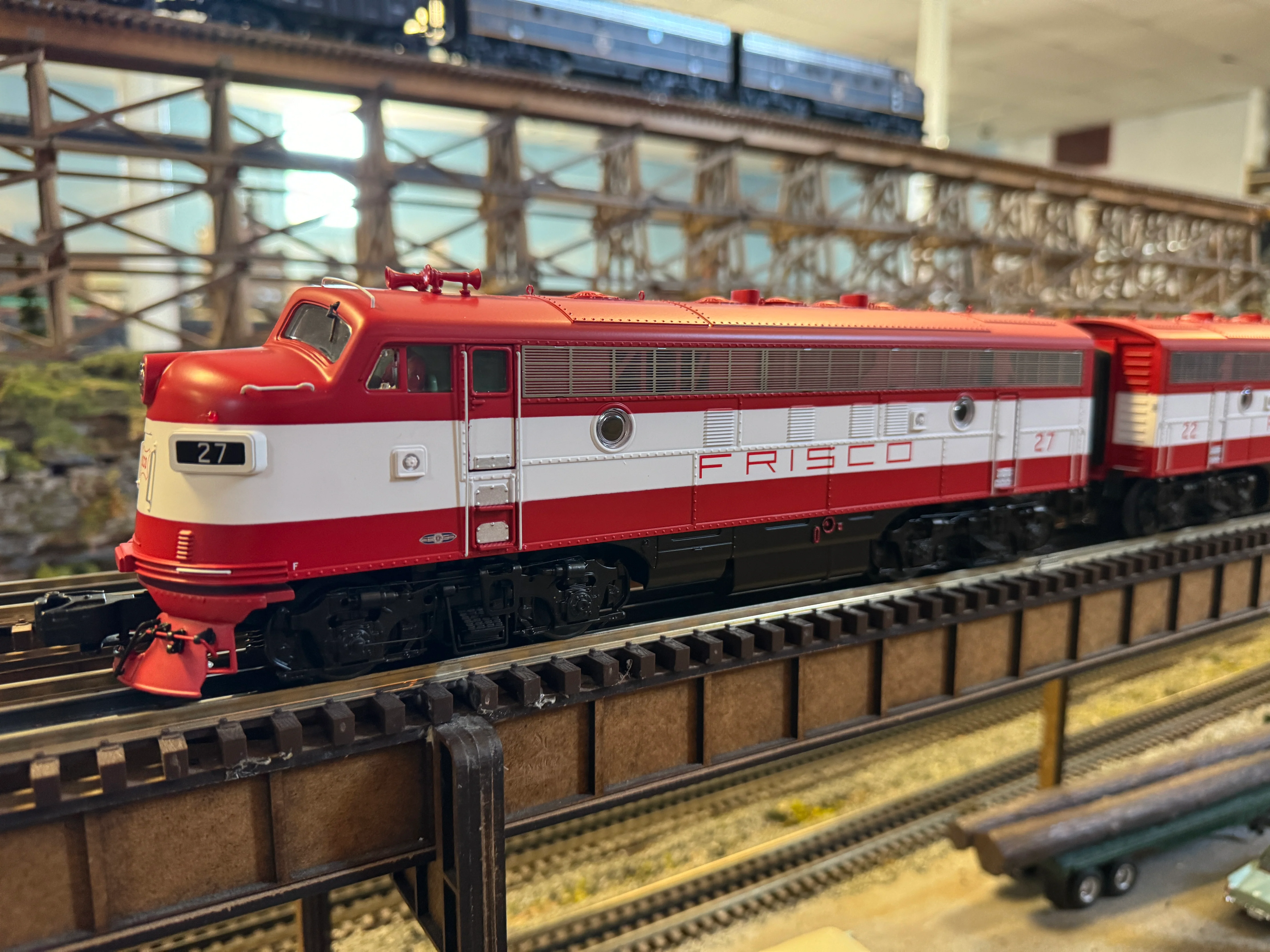 MTH 20-21805-1 - F-7 A Unit Diesel Engine "Frisco" #22 w/ PS3 (Hi-Rail Wheels) - Image 6