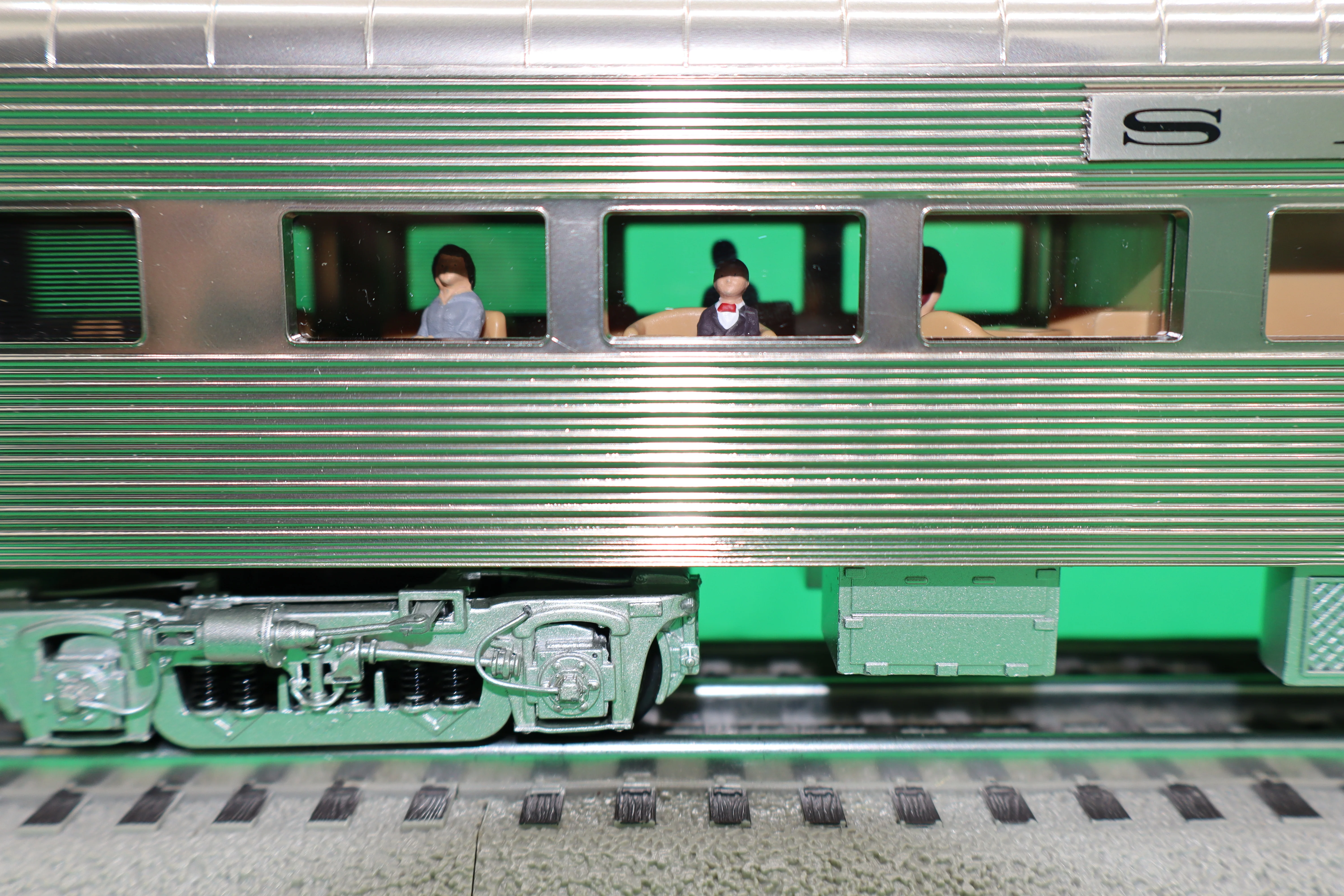 MTH 20-64242 - 70' Streamlined Passenger Car Set "Santa Fe" (4-Car) Ribbed Side / Plated - Image 2