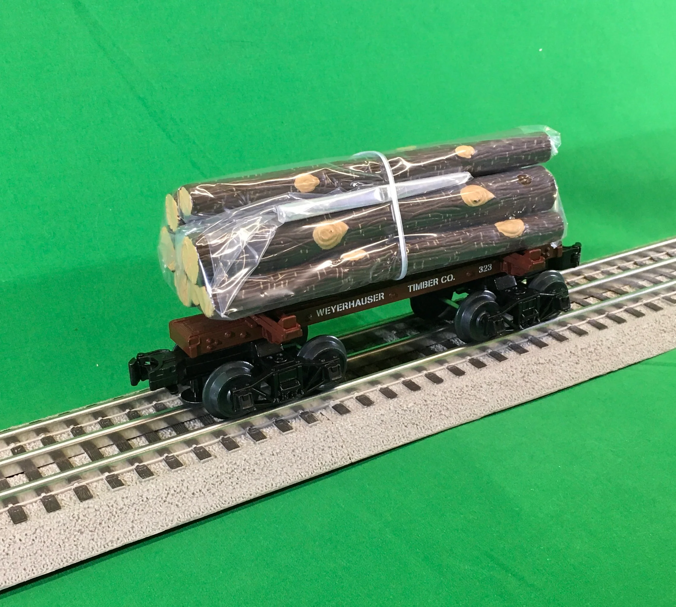 MTH 20-92328 - Skeleton Flat Car "Weyerhaeuser" w/ Log Load Set #2 - Image 2