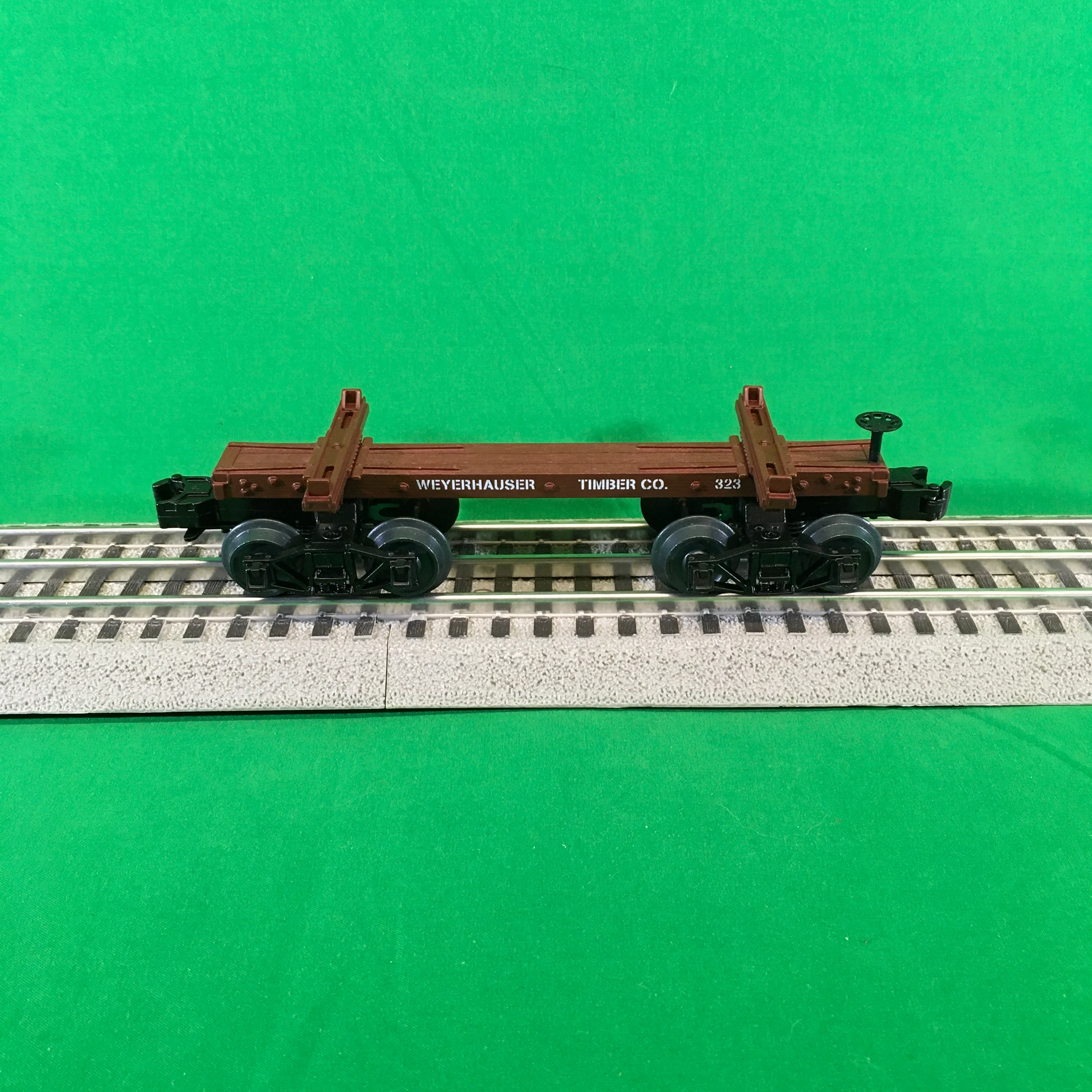 MTH 20-92328 - Skeleton Flat Car "Weyerhaeuser" w/ Log Load Set #2 - Image 4