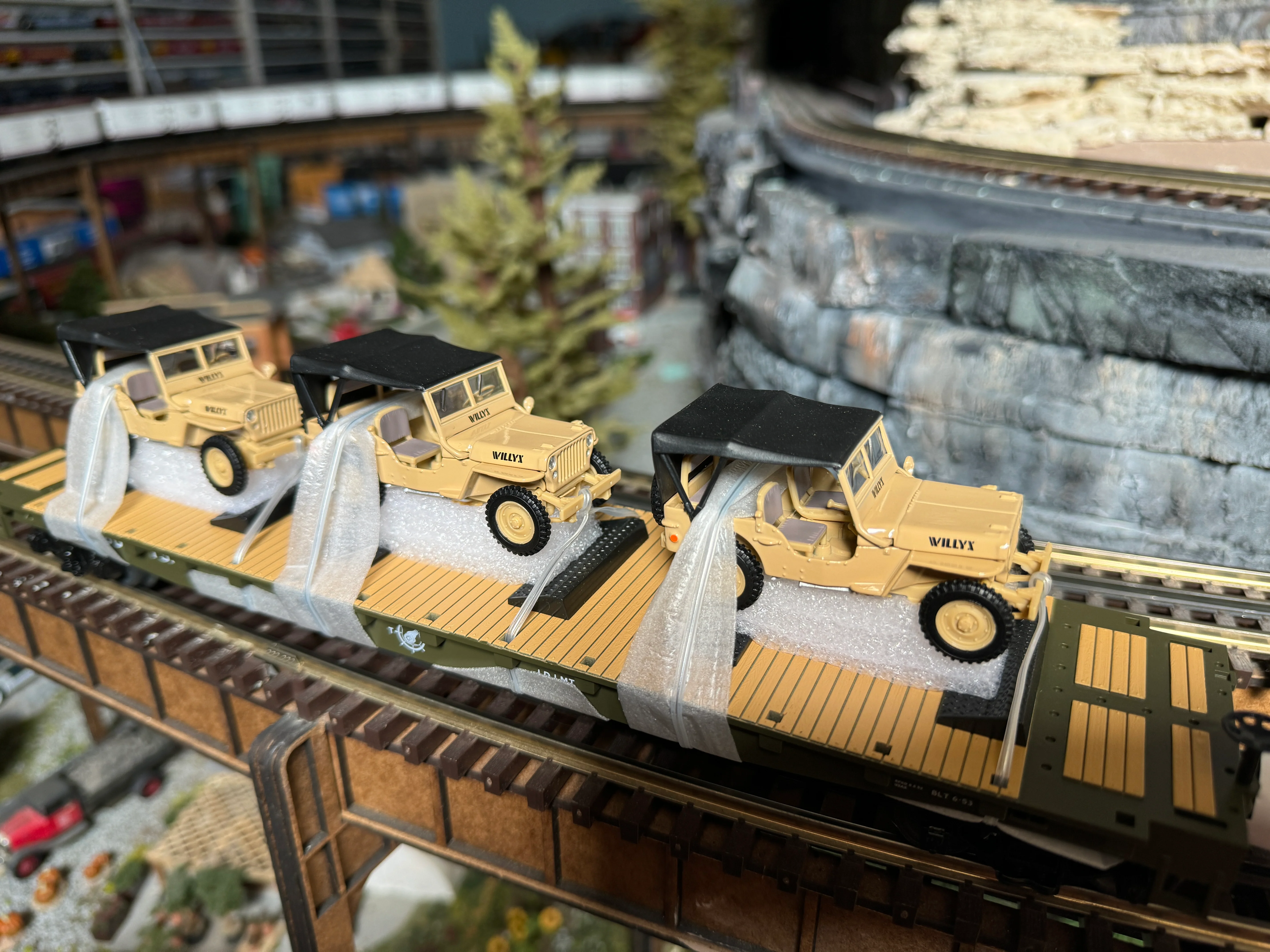 MTH 20-92358 - Flat Car "U.S. Army" w/ (3) Willy’s Transport Vehicles (4-Car) Desert - Image 2
