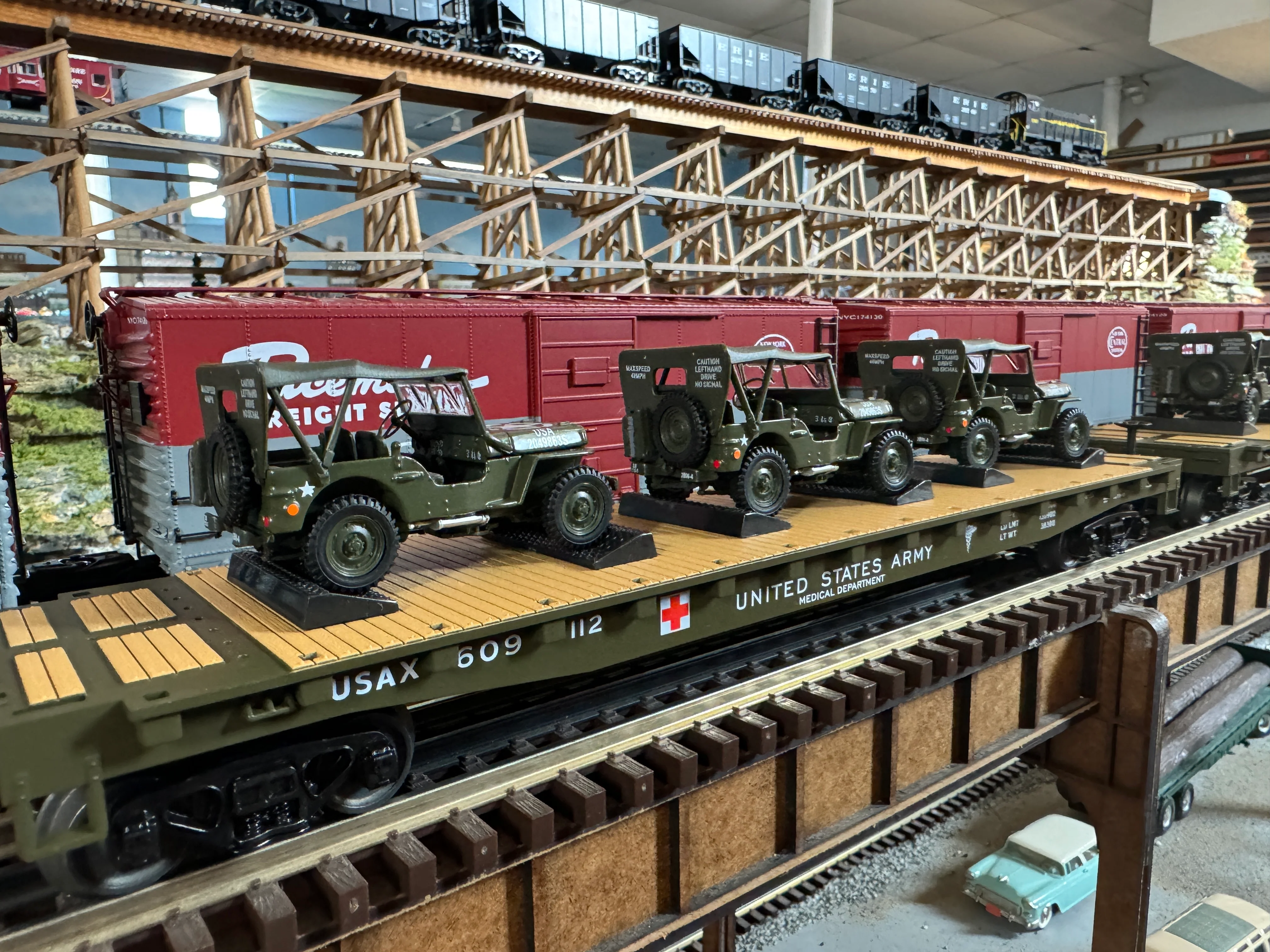 MTH 20-92368 - Flat Car "U.S. Army" w/ (3) Willy’s Transport Vehicles (4-Car) - Set #2 (MASH) - Image 4