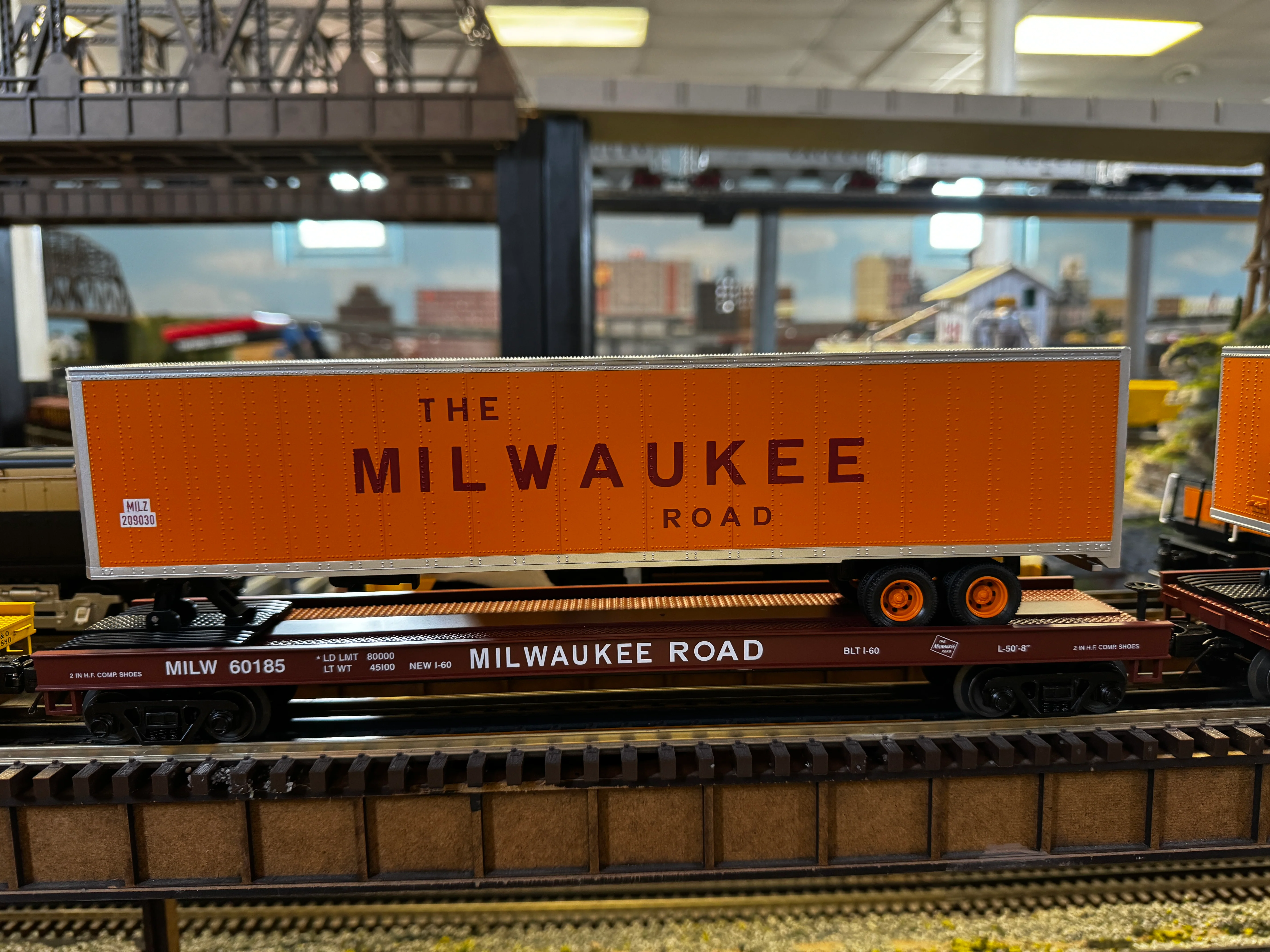 MTH 20-95650 - Flat Car "Milwaukee Road" #60185 w/ 48' Trailer - Custom Run for MrMuffin'sTrains - Image 2