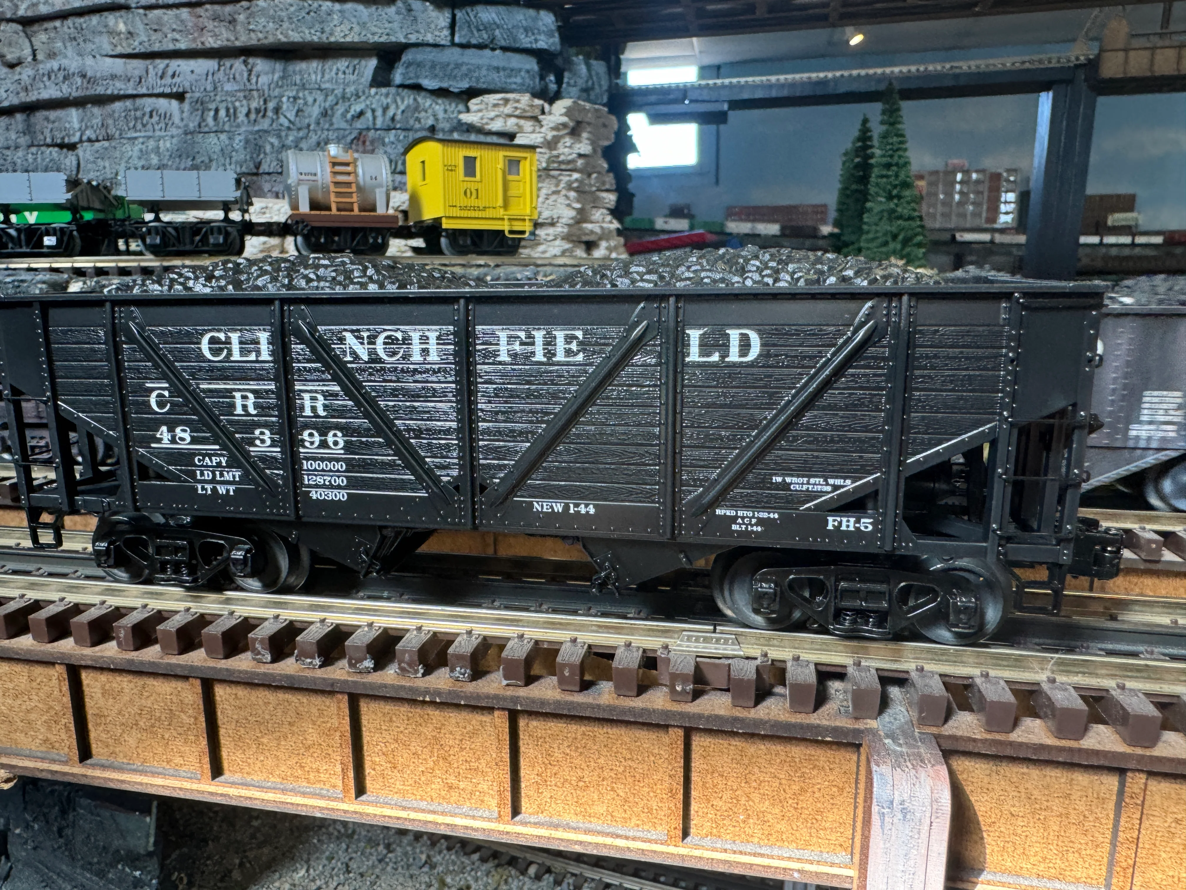MTH 20-95663 - 34' Composite Hopper Car "Clinchfield" #48675 - Custom Run for MrMuffin'sTrains - Image 2