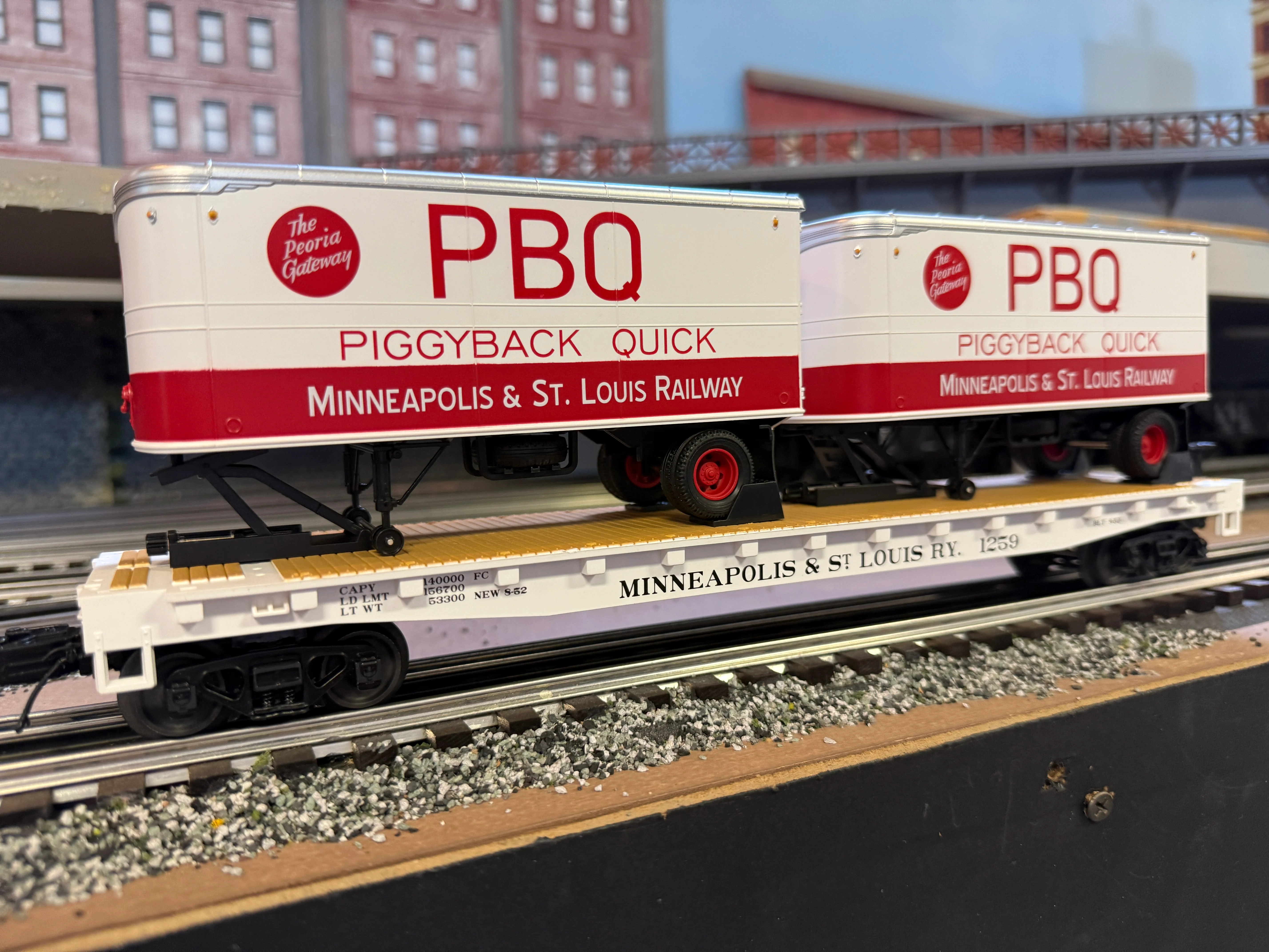 MTH 20-95735 - Flat Car "Minneapolis & St Louis" #1256 w/ (2) PUP Trailers - Custom Run for MrMuffin'sTrains - Image 2