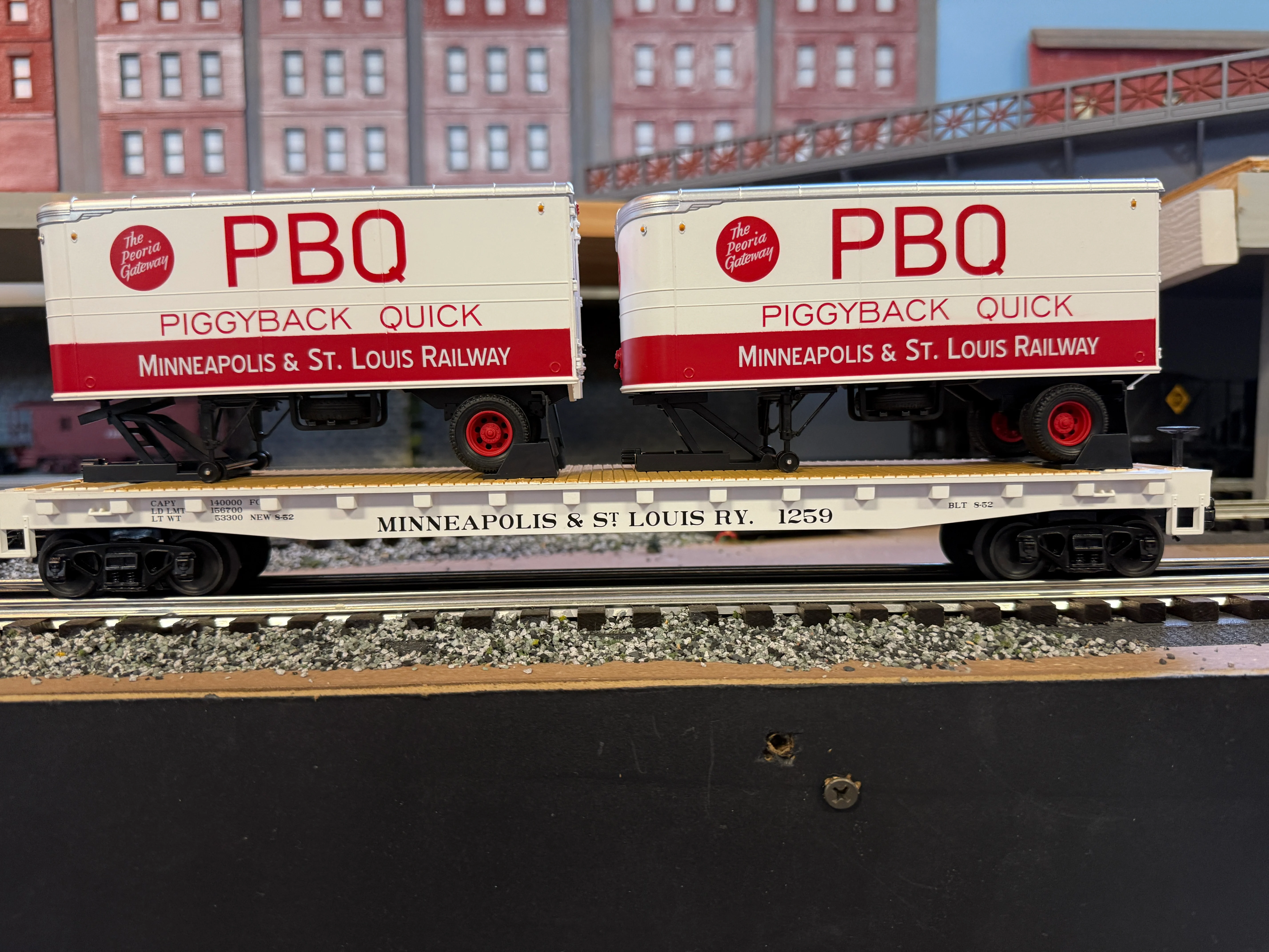 MTH 20-95735 - Flat Car "Minneapolis & St Louis" #1256 w/ (2) PUP Trailers - Custom Run for MrMuffin'sTrains - Image 3