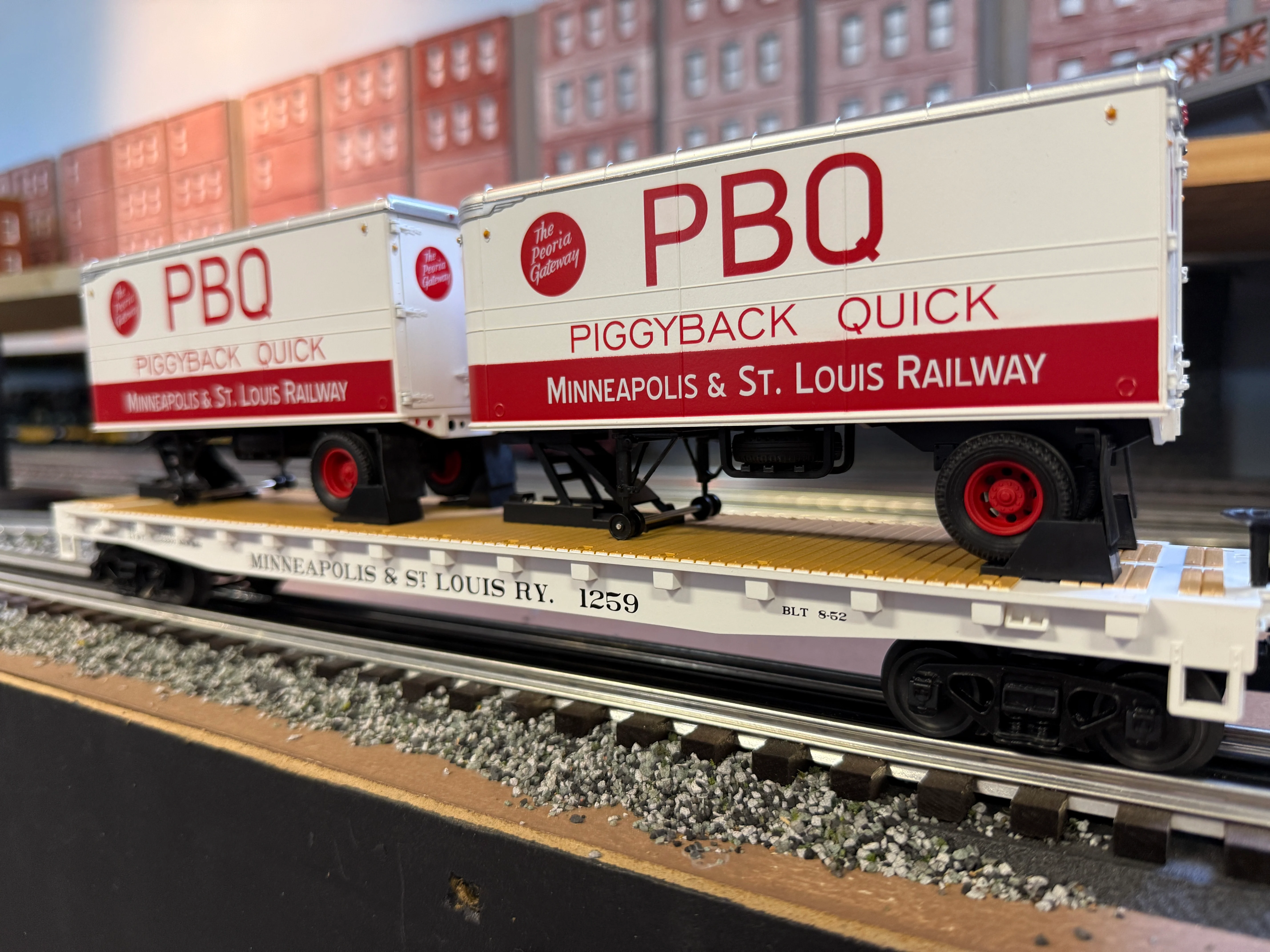 MTH 20-95735 - Flat Car "Minneapolis & St Louis" #1256 w/ (2) PUP Trailers - Custom Run for MrMuffin'sTrains - Image 4