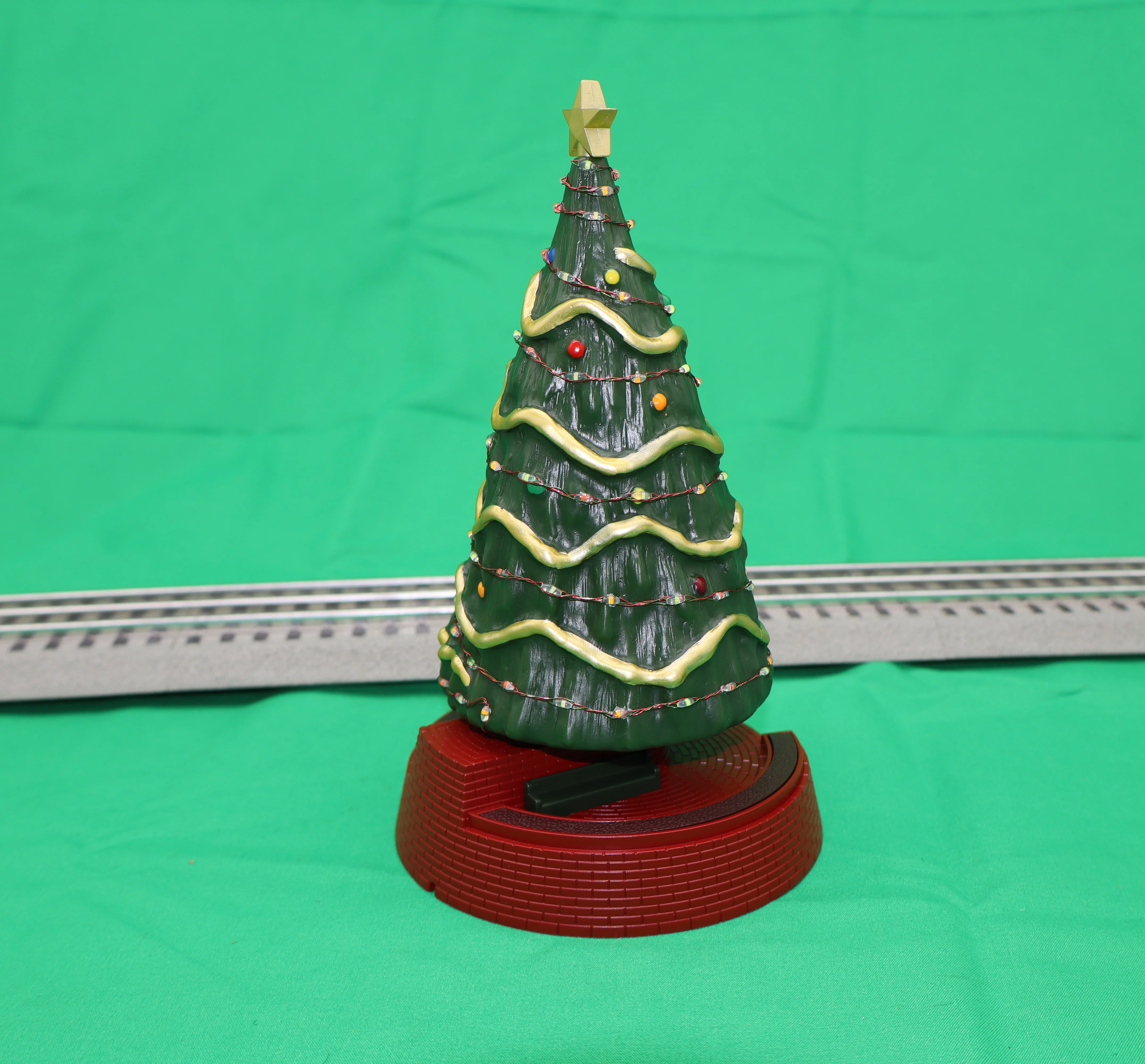 MTH 30-11096 - Giant Town Square Christmas Tree w/ Operating LED Lights - Image 3