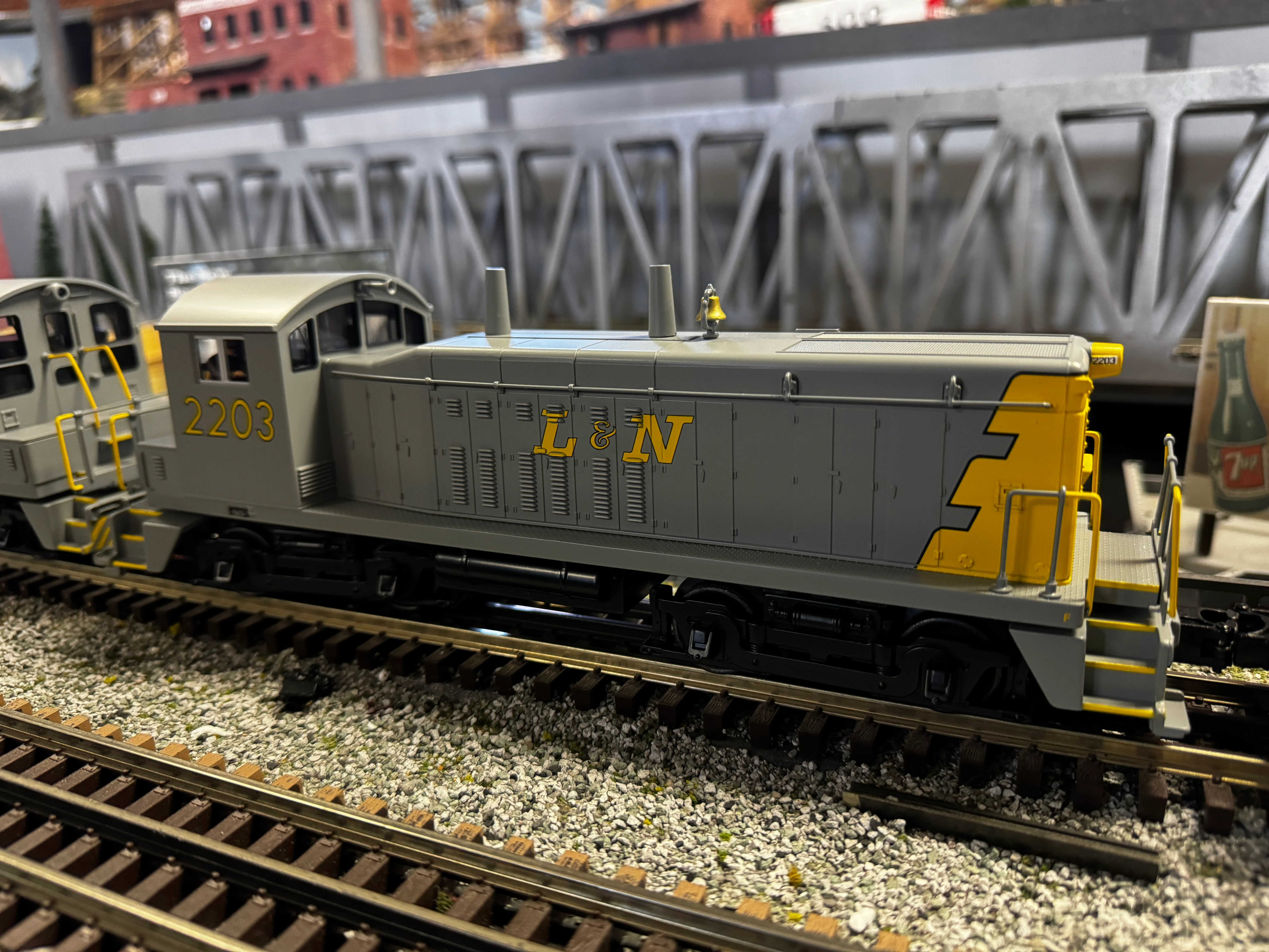 MTH 30-21144-1 - EMD NW-2 Switcher Diesel Engine "Louisville & Nashville" #2203 w/ PS3 - Custom Run for MrMuffin'sTrains - Image 3