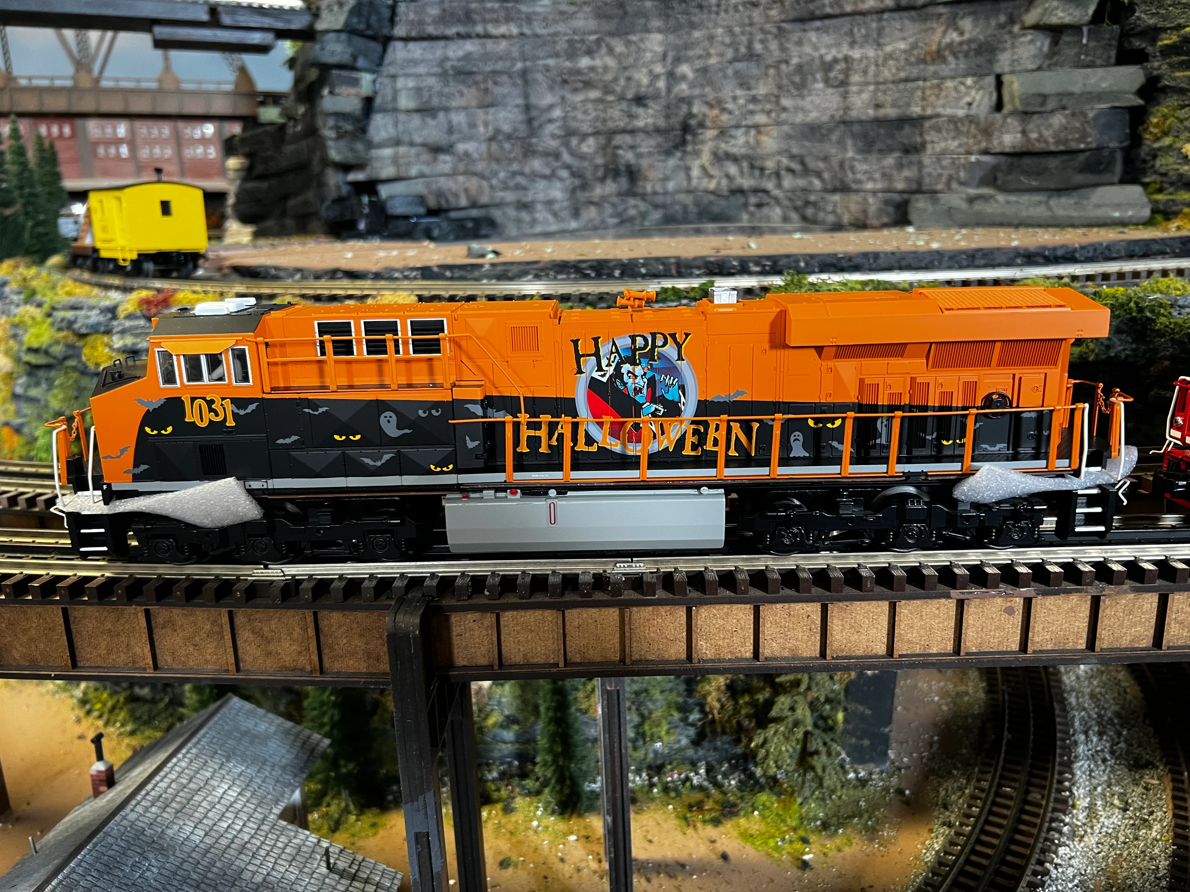 MTH 30-21156-1 - ES44AC Diesel Engine "Halloween" #1031 w/ PS3 - Image 3