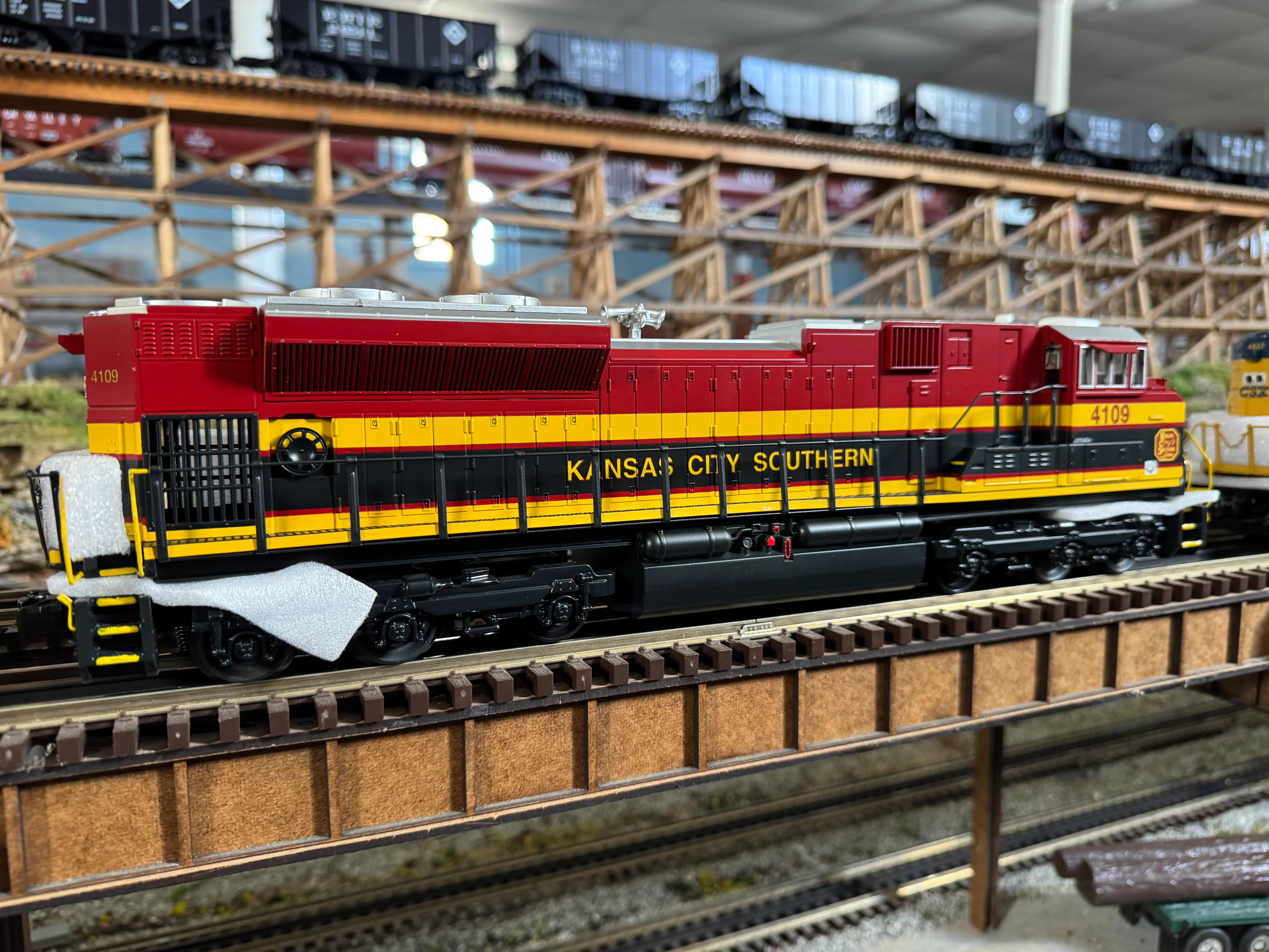 MTH 30-21230-1 - SD70ACe Imperial Diesel Engine "Kansas City Southern" #4109 w/ PS3 - Image 4