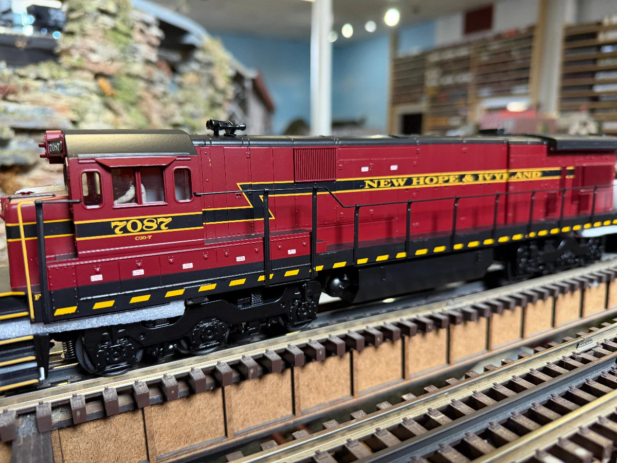 MTH 30-21271-1 C30-7 Scale Diesel "New Hope & Ivyland" with MTH 30-68281 - 60’ Streamlined Passenger Set "New Hope & Ivyland" 4-Car) - Image 3