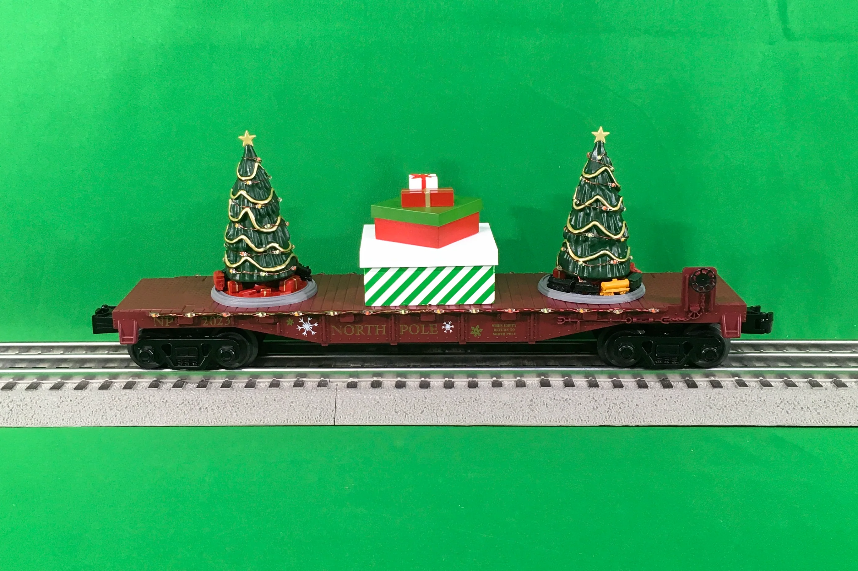 MTH 30-76867 - Flat Car "North Pole" #2023 w/ Lighted Christmas Trees (Maroon) - Image 2
