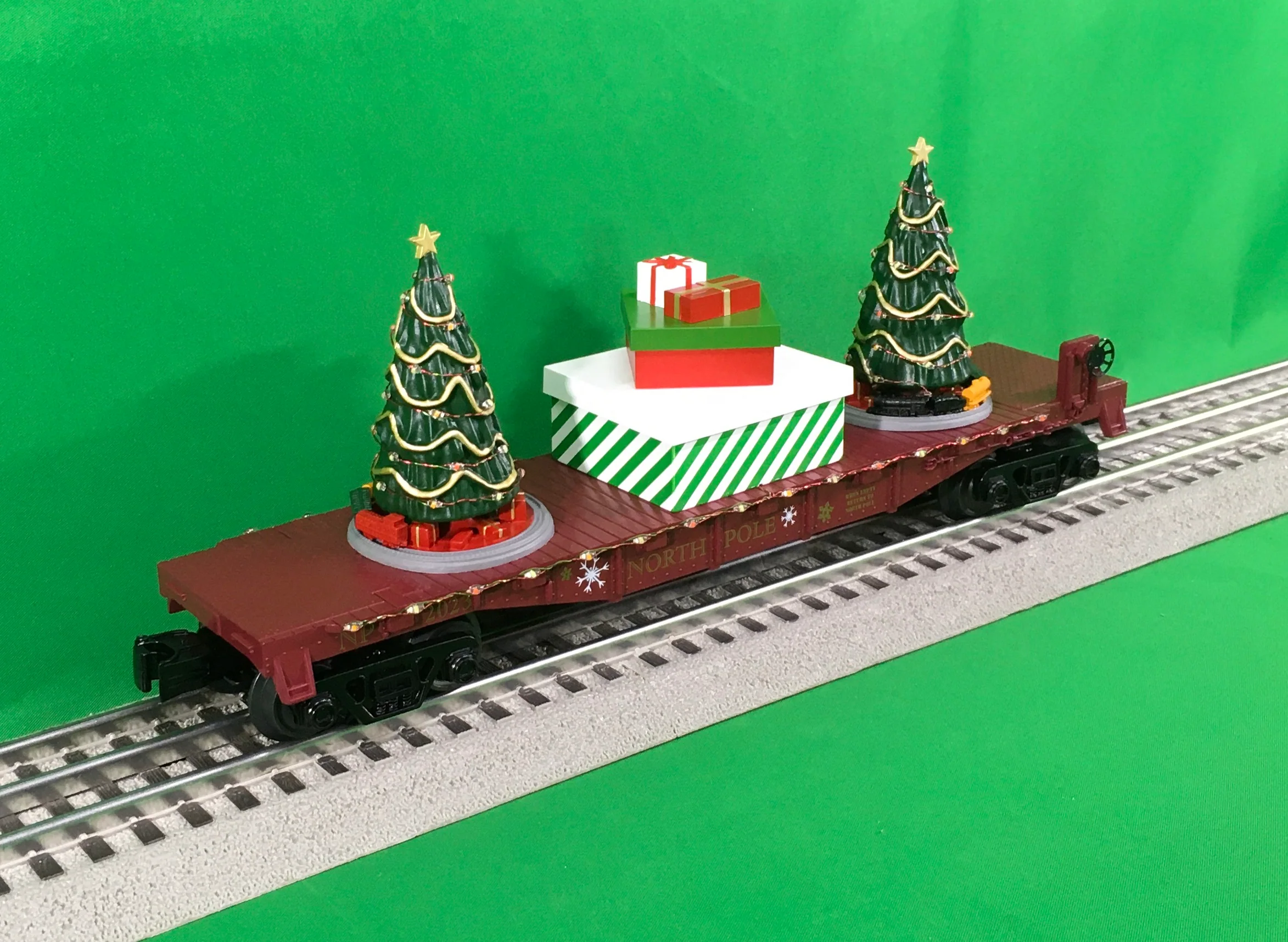 MTH 30-76867 - Flat Car "North Pole" #2023 w/ Lighted Christmas Trees (Maroon) - Image 3