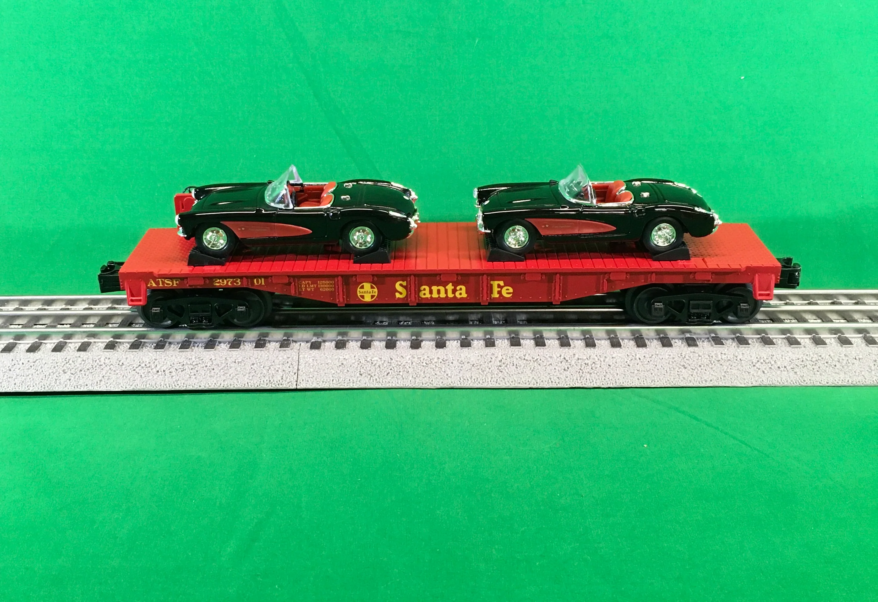 MTH 30-76876 - Flat Car "Santa Fe" w/ (2) ‘57 Chevy Corvettes (Black) #297301 - Image 3