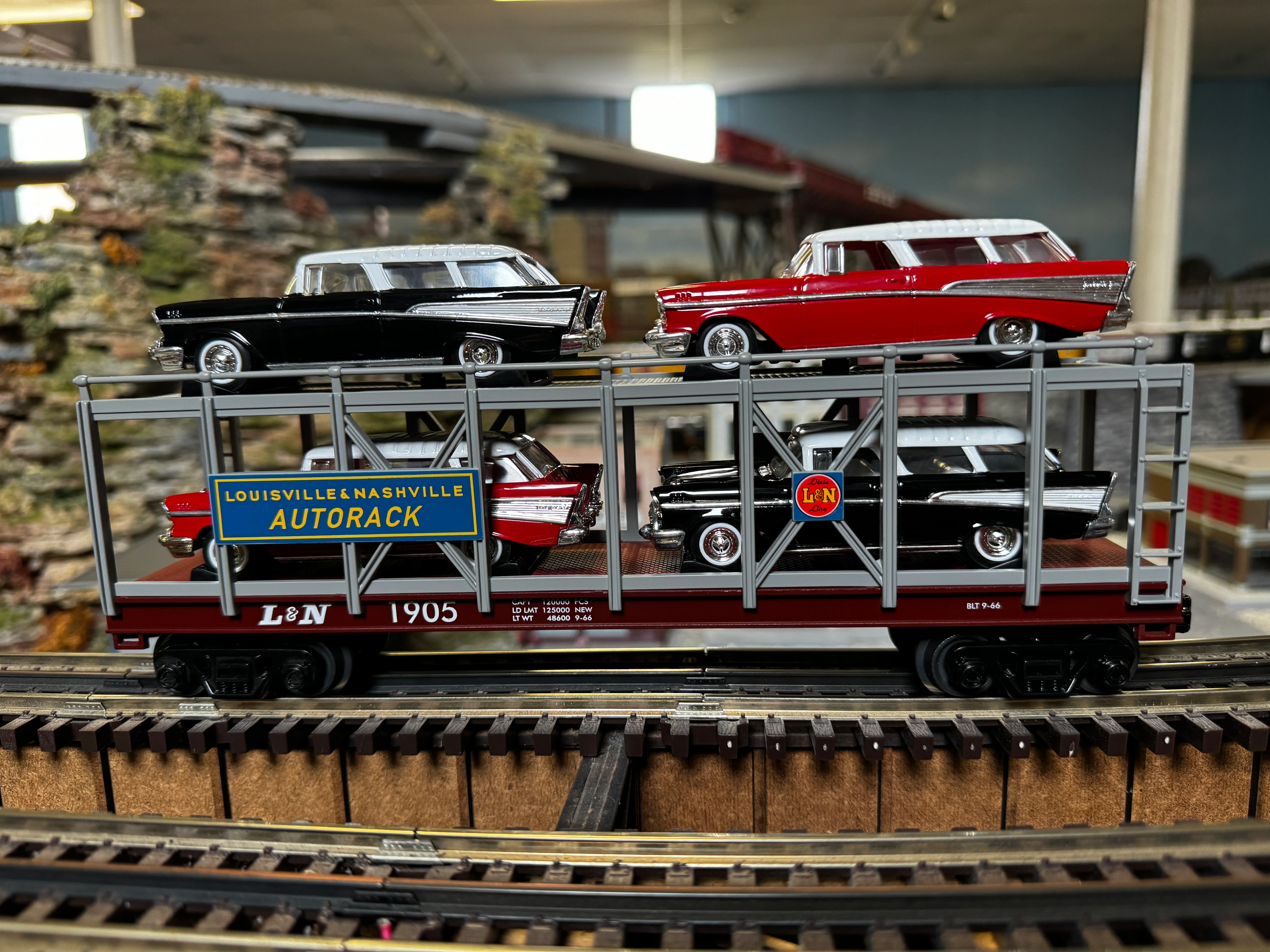 MTH 30-76883 - Auto Carrier Flat Car "Louisville & Nashville" #1911 w/ (4) ‘57 Chevy Nomads - Custom Run for MrMuffin'sTrains - Image 3