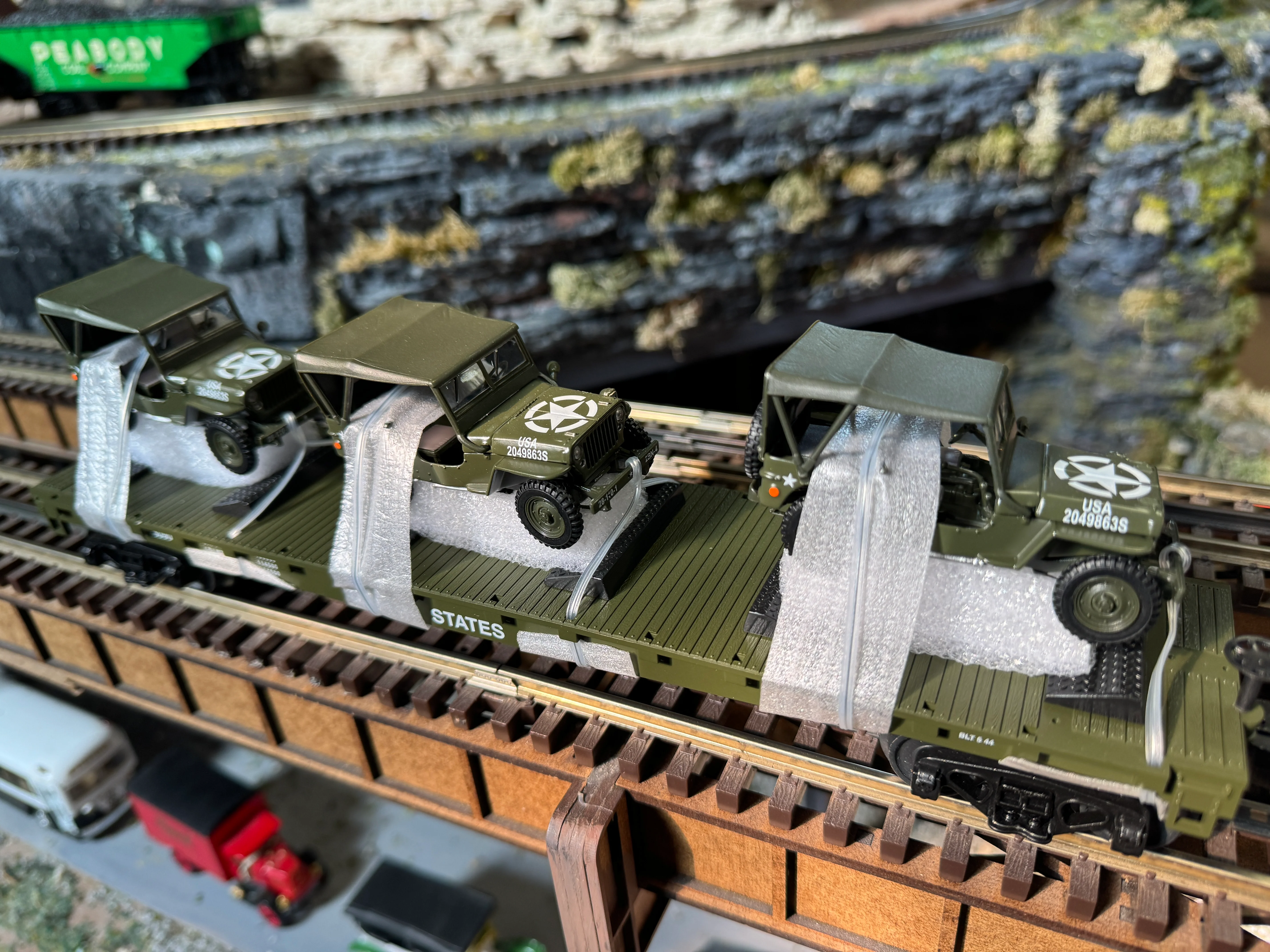 MTH 30-76886 - Flat Car "U.S. Army" w/(3) Willy’s Transport Vehicles #609045 - Image 2