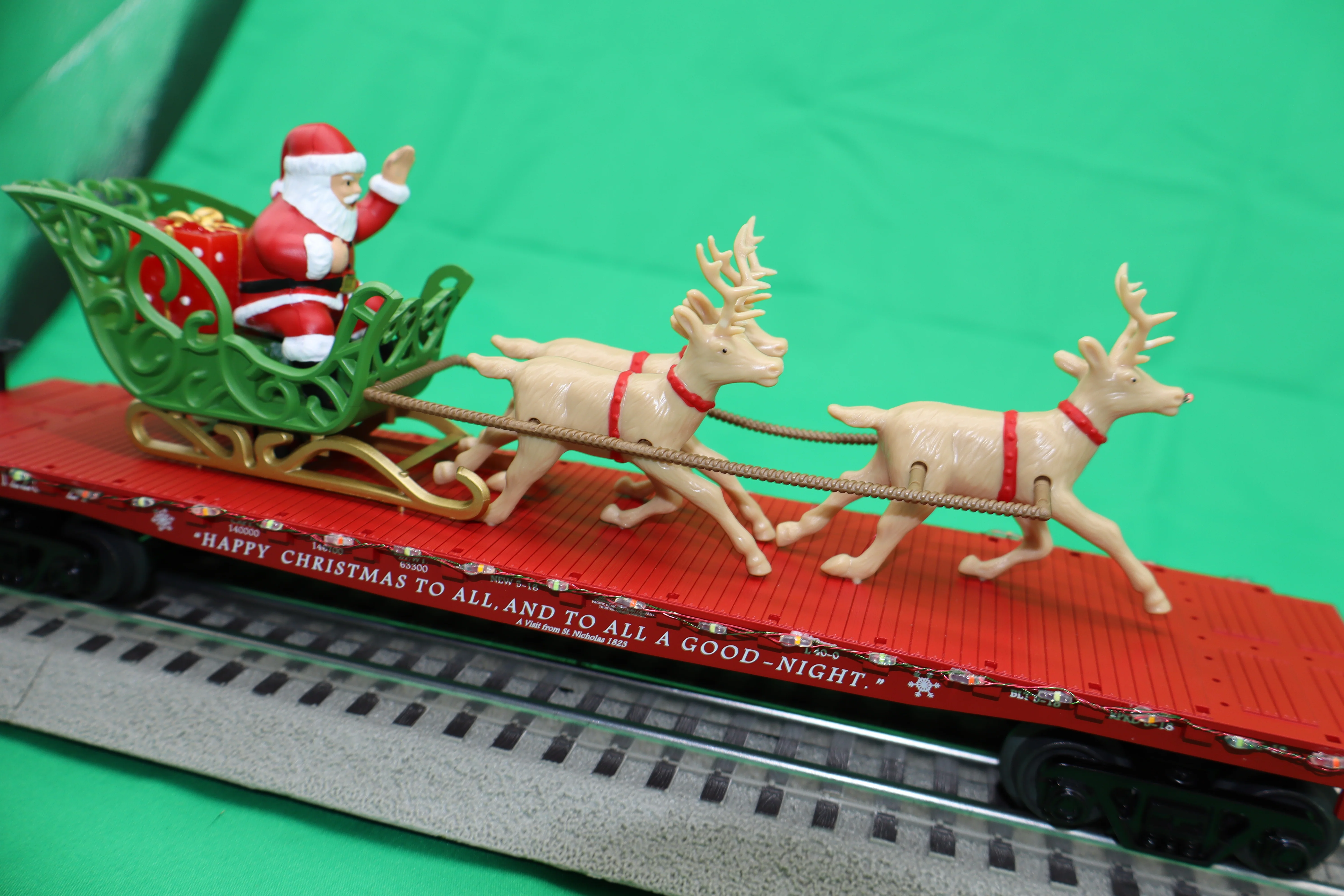 MTH 30-76917 - Flat Car "Christmas" #122524 w/ LED Lights, Santa Sleigh & Reindeer (Red) - Image 2