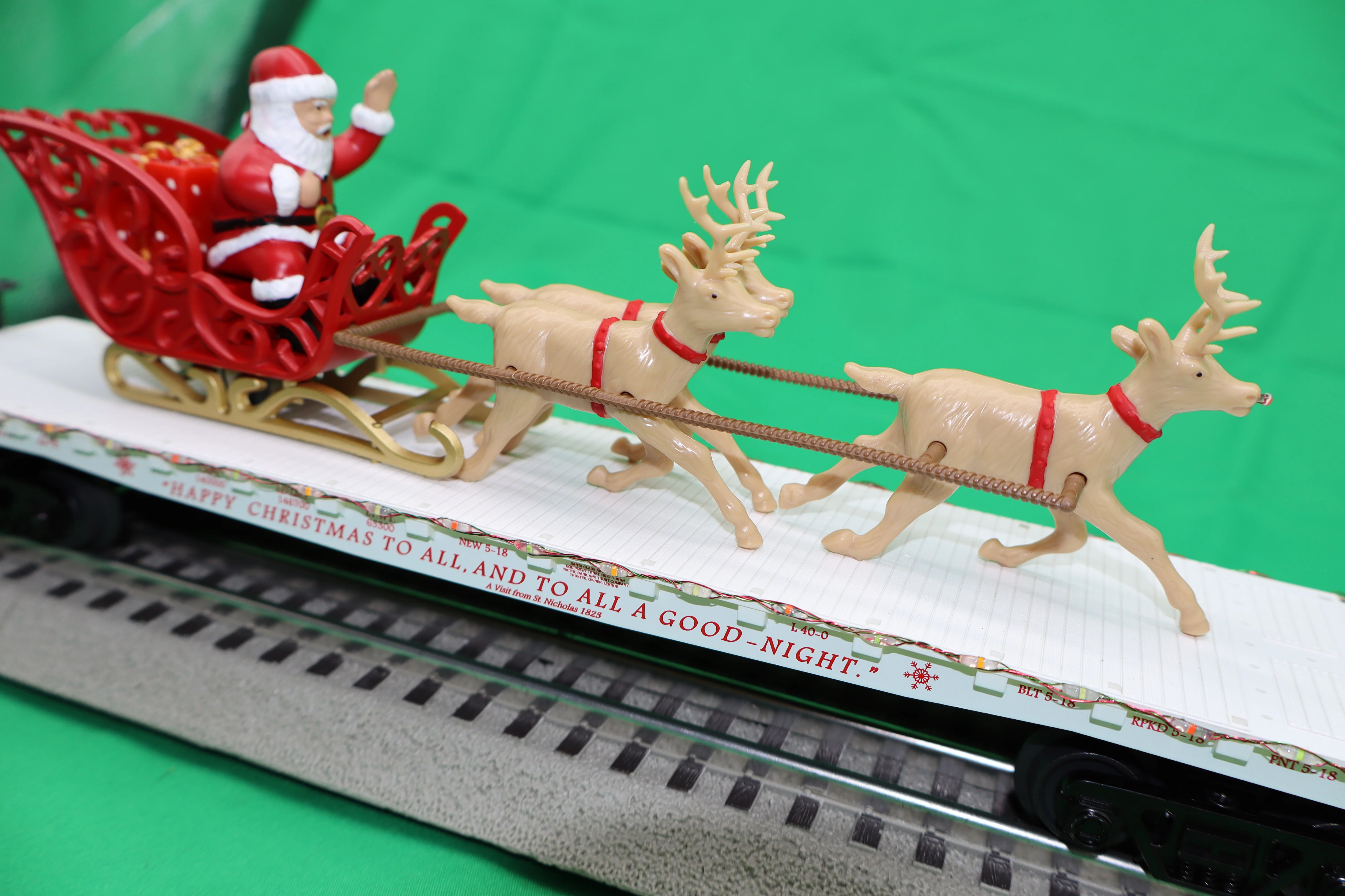 MTH 30-76919 - Flat Car "Christmas" #122524 w/ LED Lights, Santa Sleigh & Reindeer (White) - Image 2