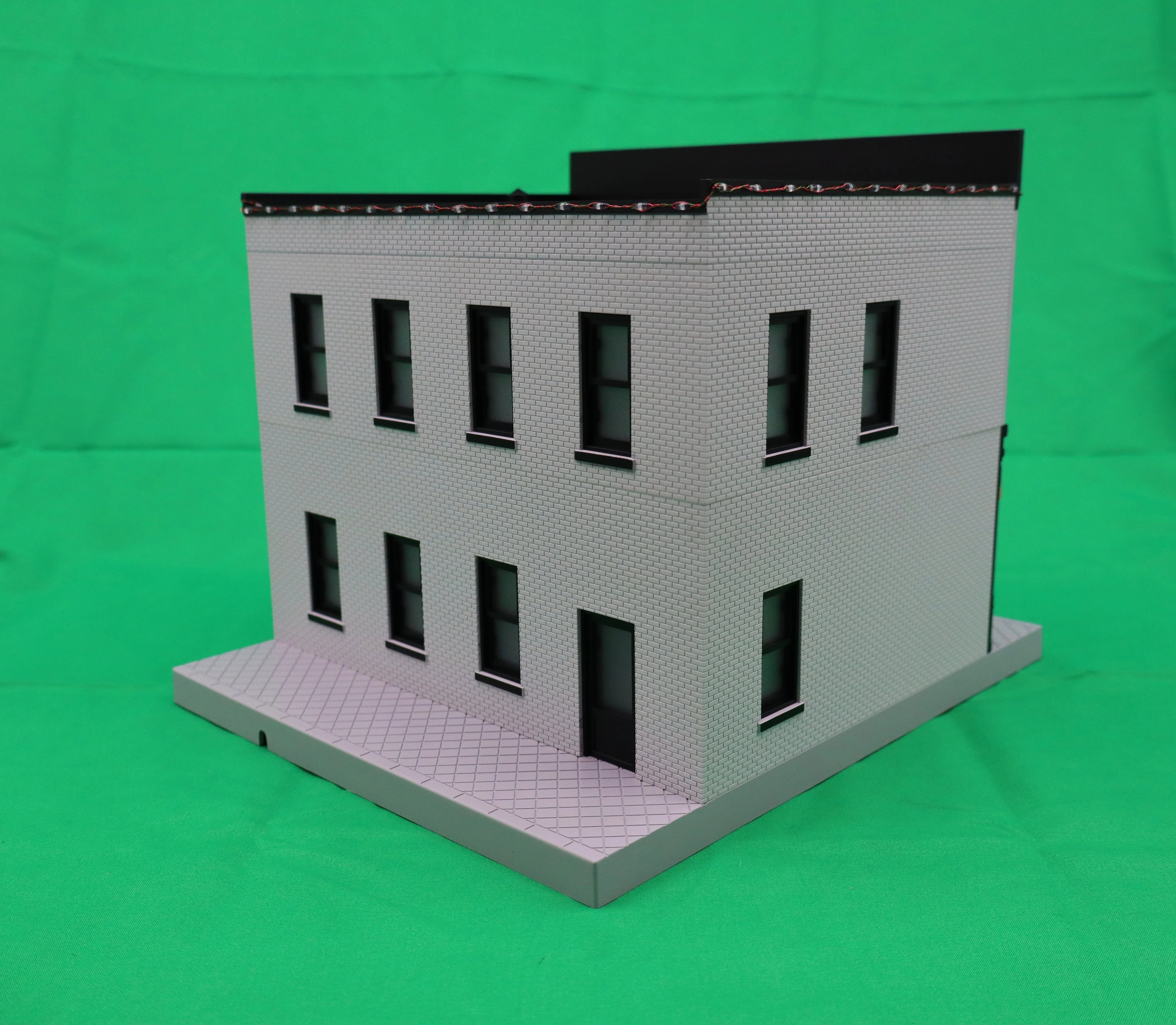 MTH 30-90682 - 2-Story City Building 1 "Halloween" w/ LEDs (Haunting Costumes & Decorations) - Image 2