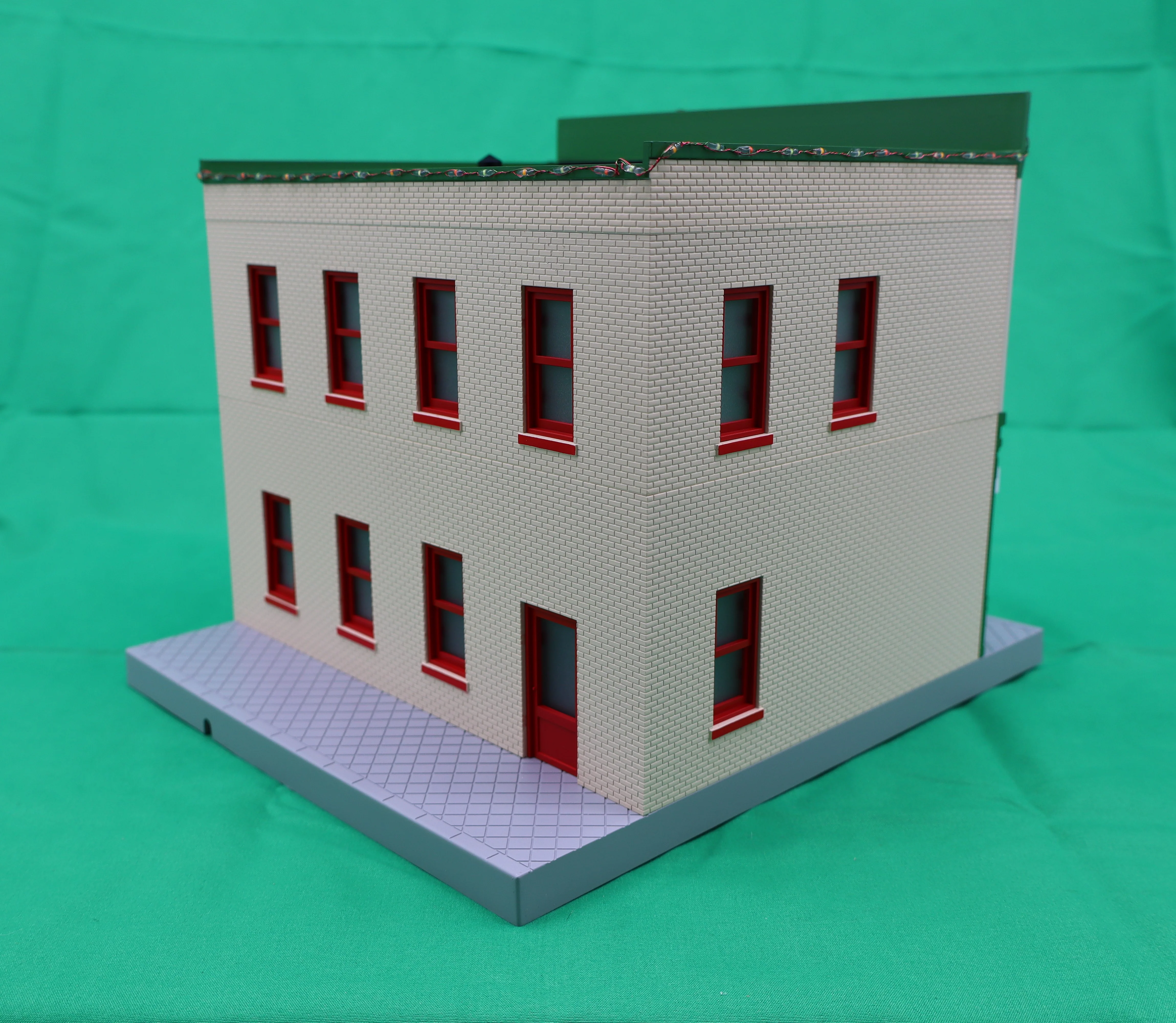 MTH 30-90683 - 2-Story City Building 1 "Elf Expressions Christmas Emporium" w/ LEDs - Image 2