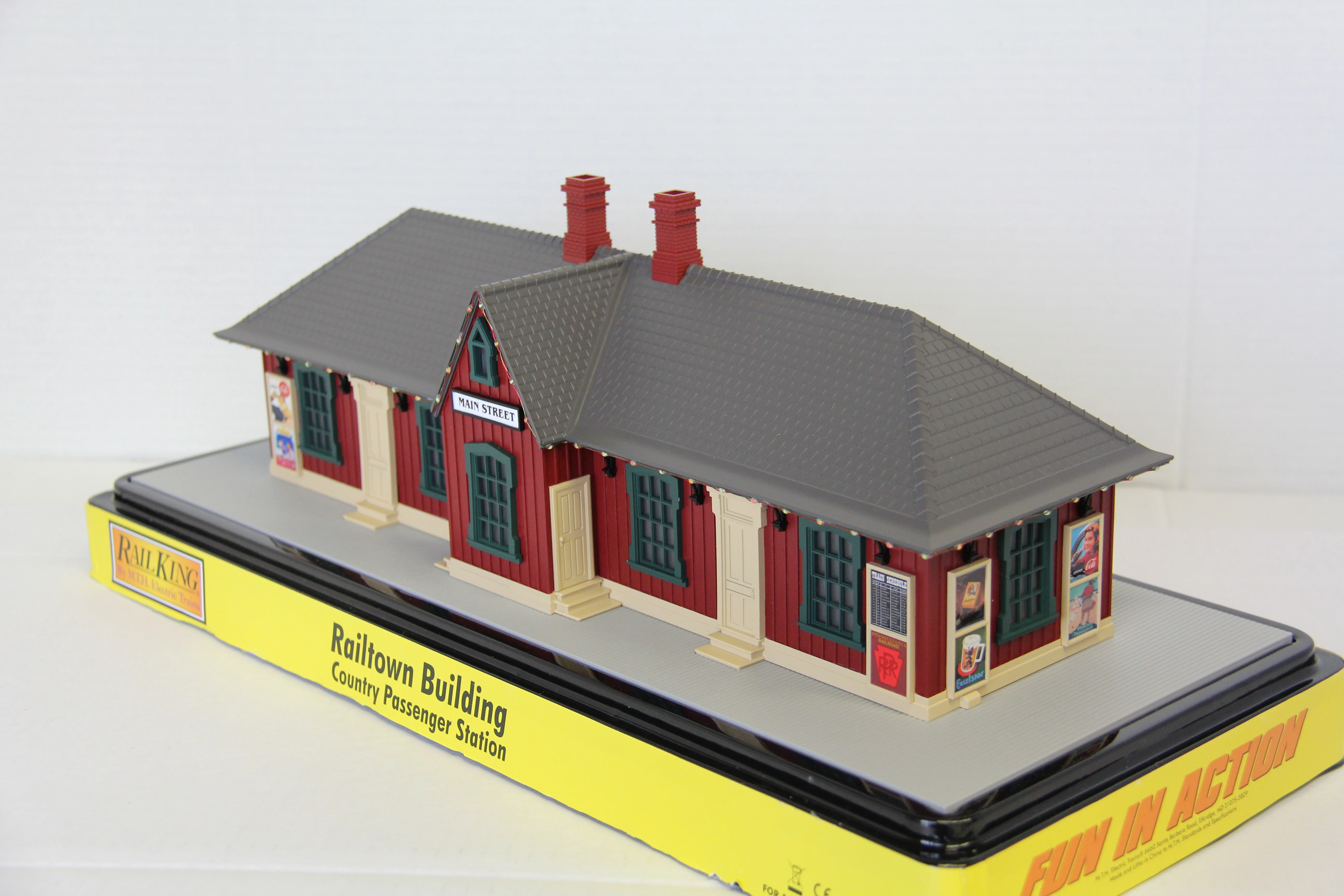 Rail King 30-90641 Main Street Country Passenger Station w/ Christmas Lights-Second hand-M7510 - Image 2