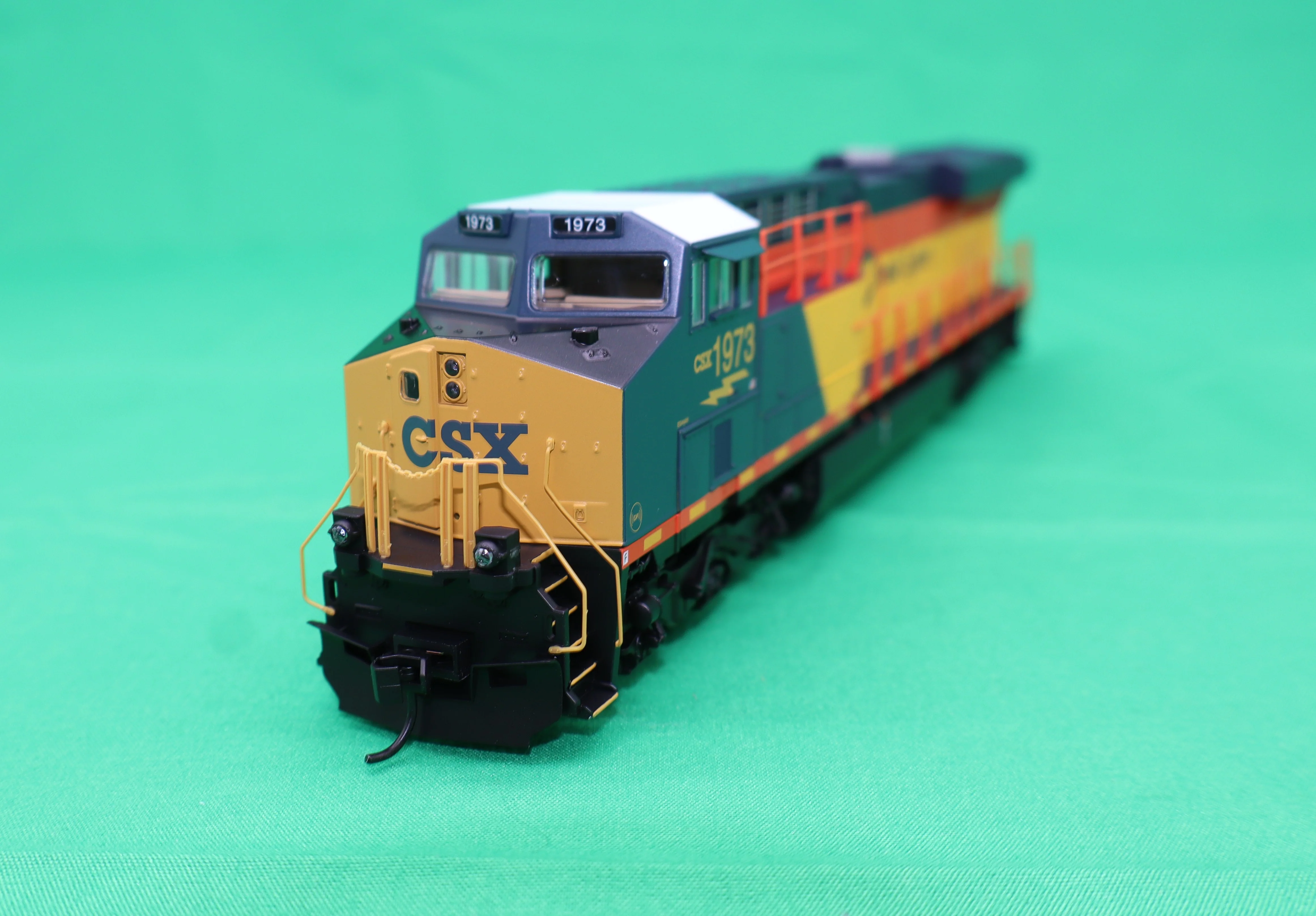 Walthers HO 910-10228 - Mainline - GE ES44AC Evolution Series GEVO Diesel Engine "CSX" #1973 (Chessie System Heritage) Standard DC - Image 2