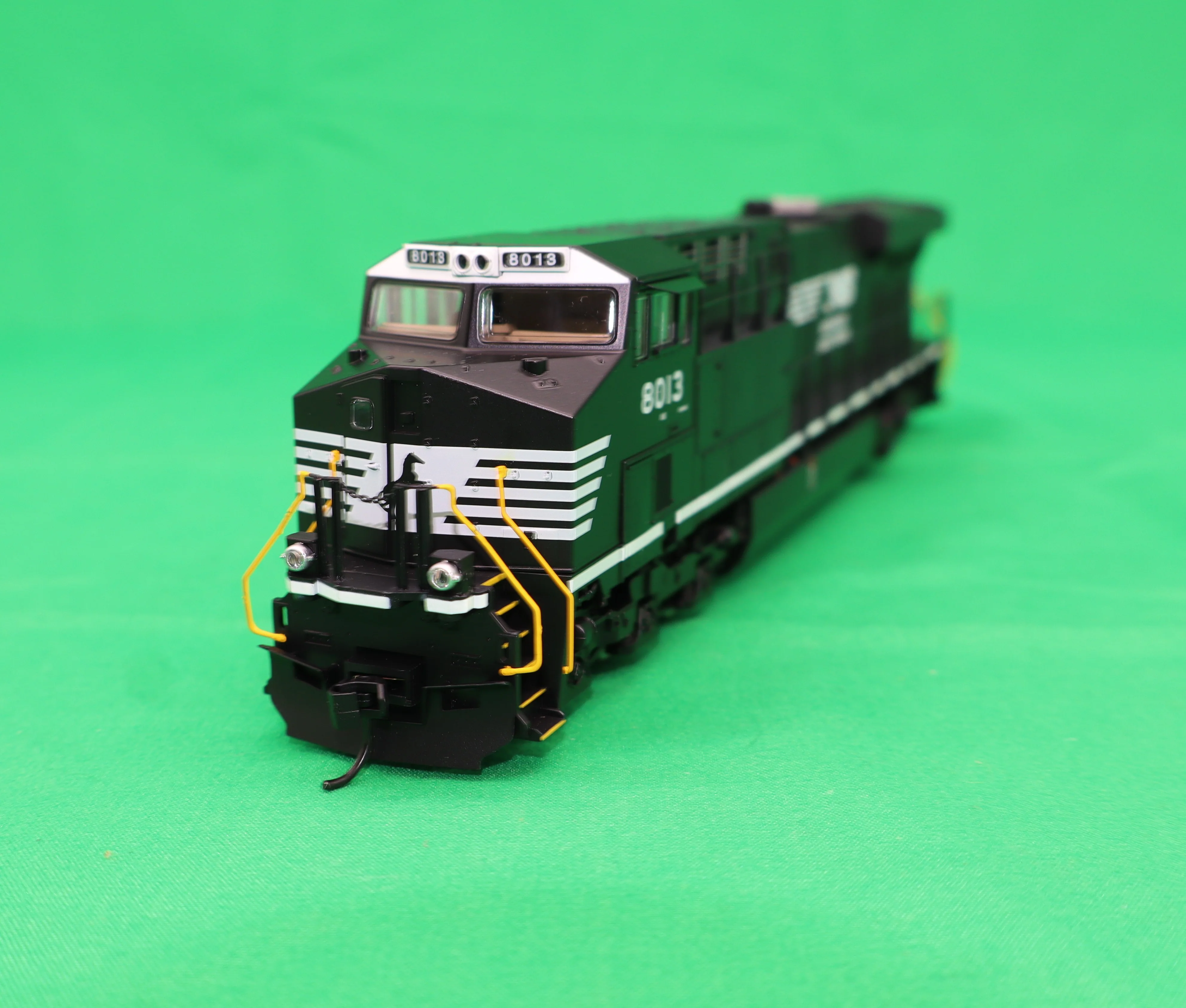 Walthers HO 910-10231 - Mainline - GE ES44AC Evolution Series GEVO Diesel Engine "Norfolk Southern" #8013  (Standard DC) - Image 2