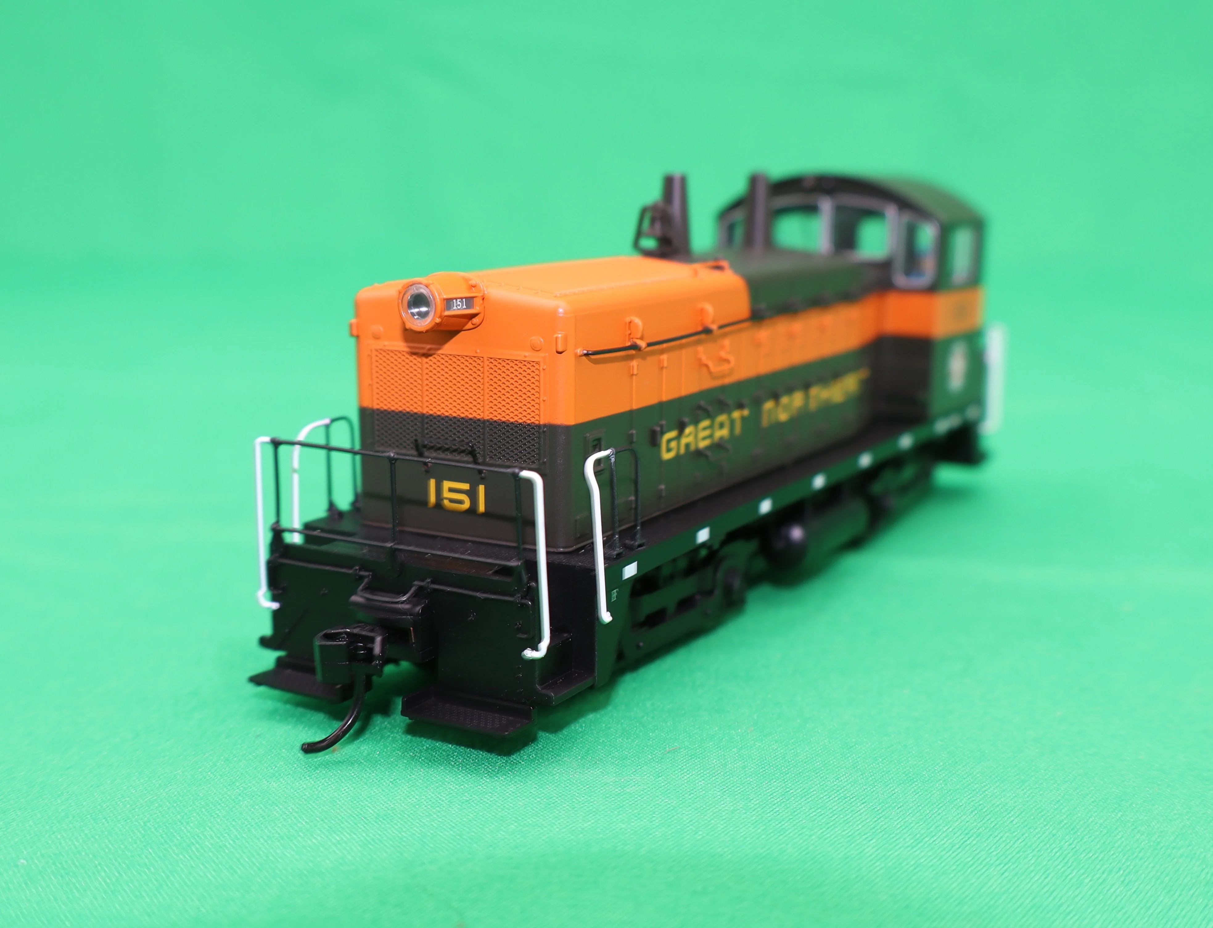 Walthers HO 910-10627 - Mainline - EMD NW2 Diesel Locomotive ”Great Northern” #151 (Phase V) - Image 2