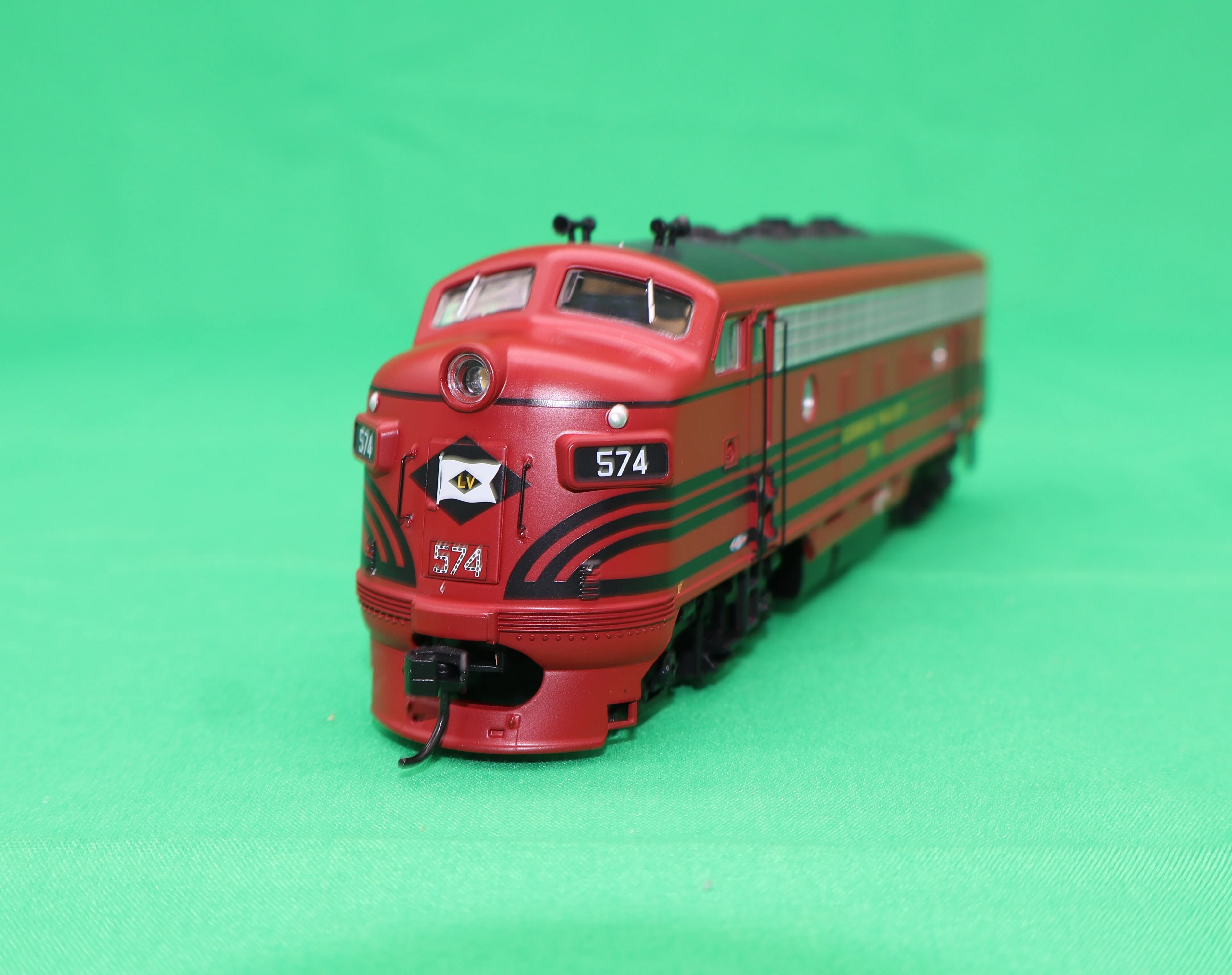 Walthers HO 910-11409 - Mainline - EMD F7 Diesel Locomotive "Lehigh Valley" #574 (Standard DC) - Image 2