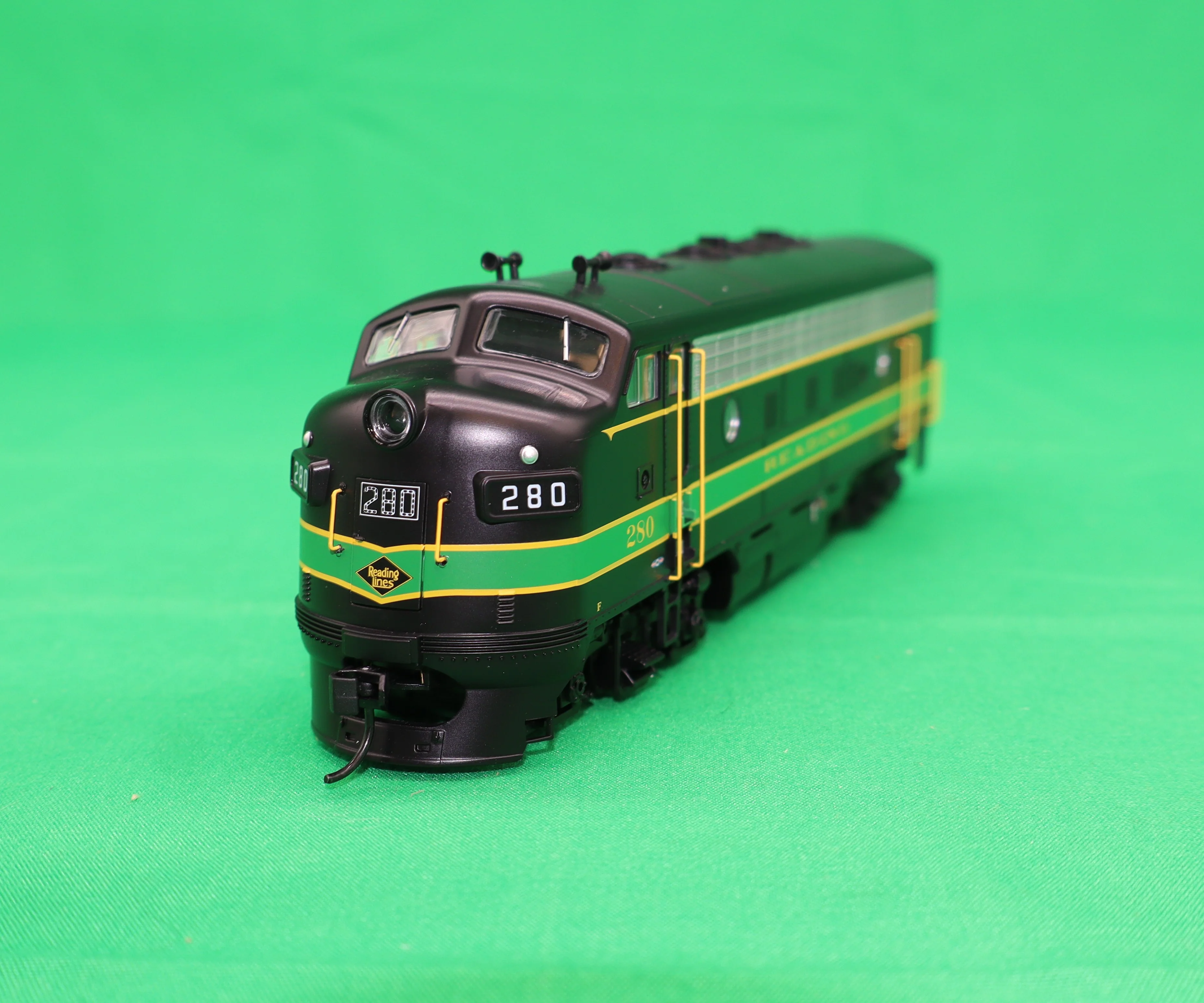 Walthers HO 910-11417 - Mainline - EMD F7 Diesel Locomotive "Reading" #280A (Standard DC) - Image 2