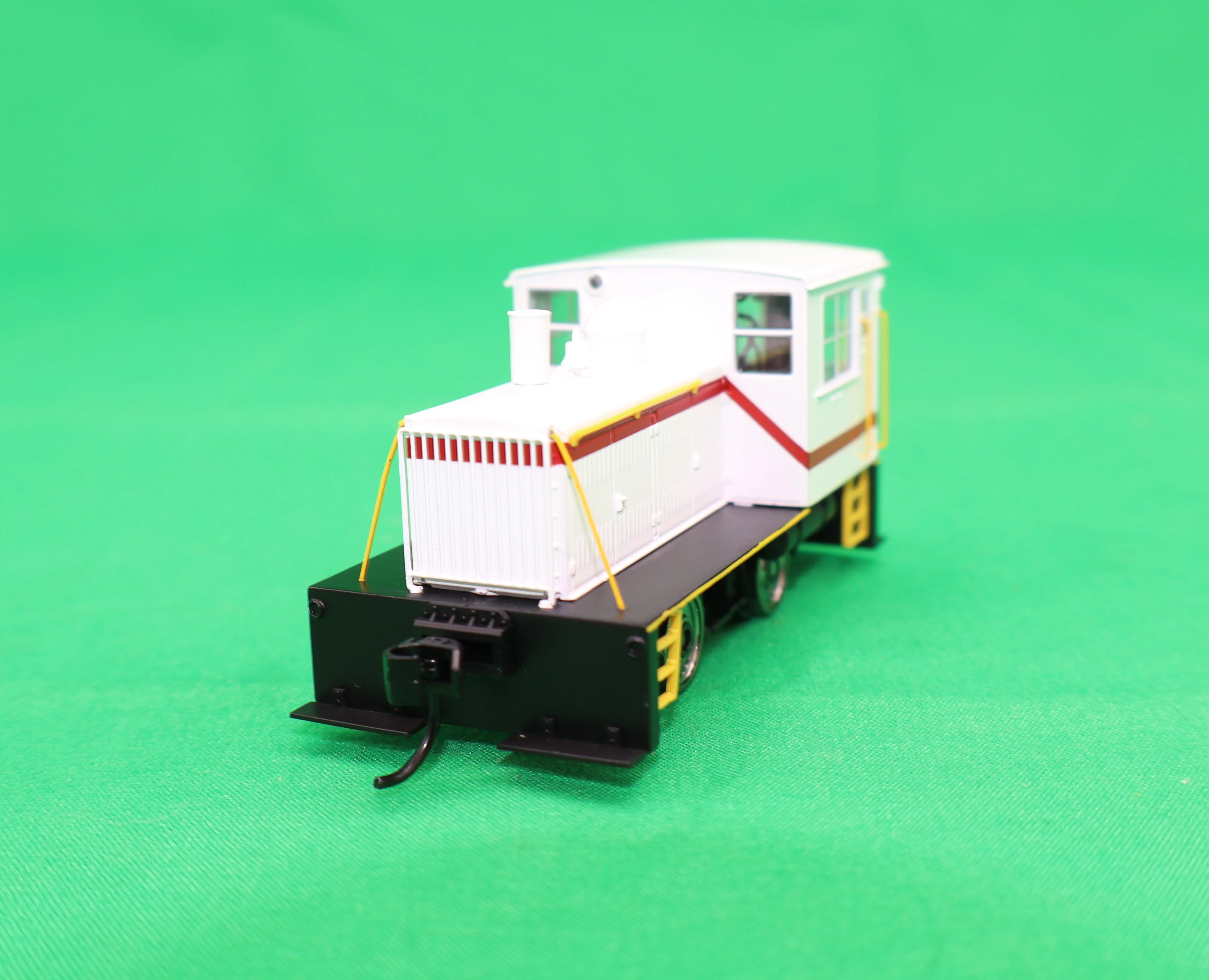Walthers HO 910-20020 - Mainline - Plymouth ML-8 Industrial Switcher Diesel Locomotive (DCC Only) - Image 2