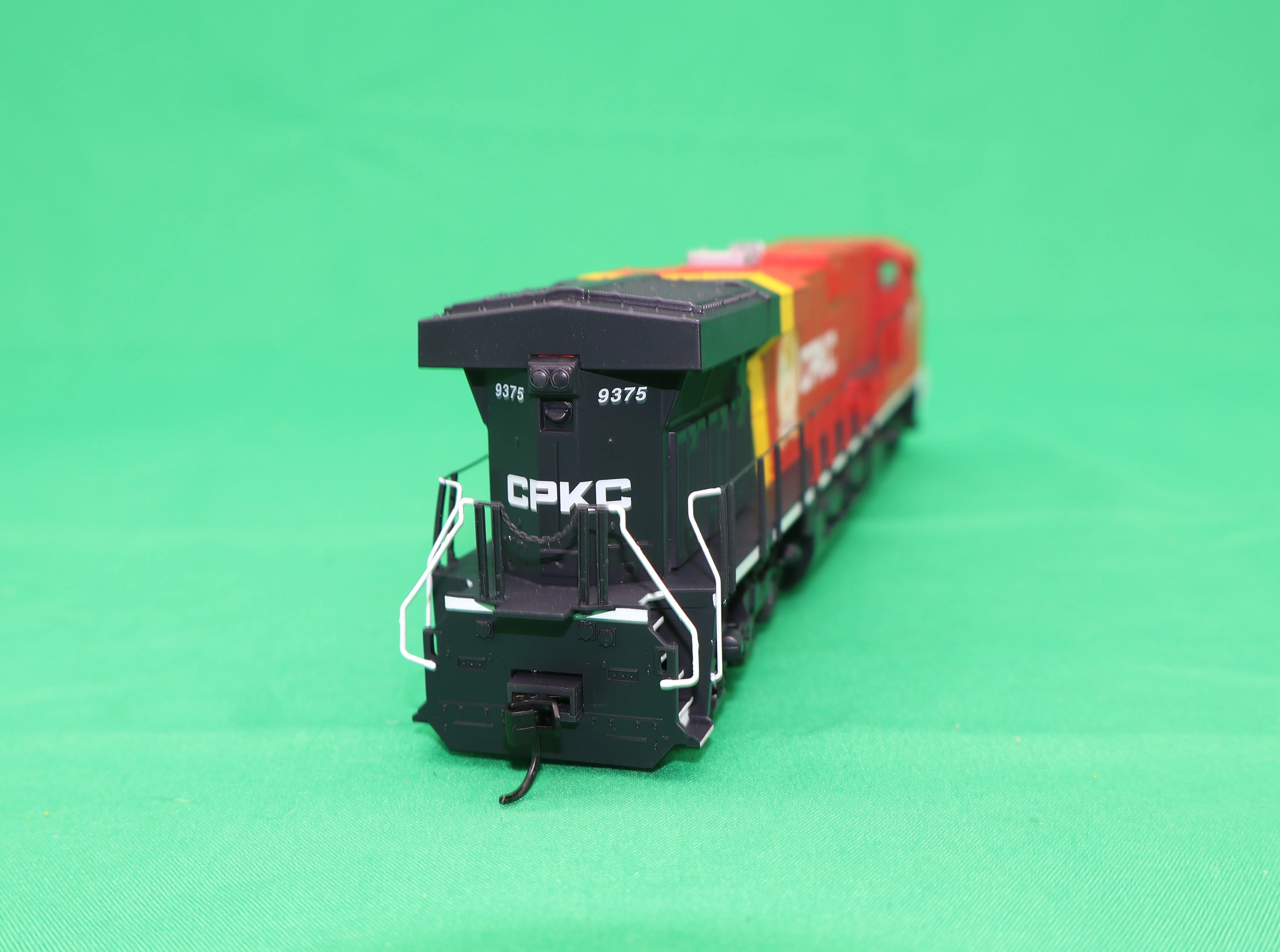 Walthers HO 910-20230 - Mainline - GE ES44AC Evolution Series GEVO Diesel Engine "Canadian Pacific Kansas City" #9375 (DCC w/ ESU Sound) - Image 3