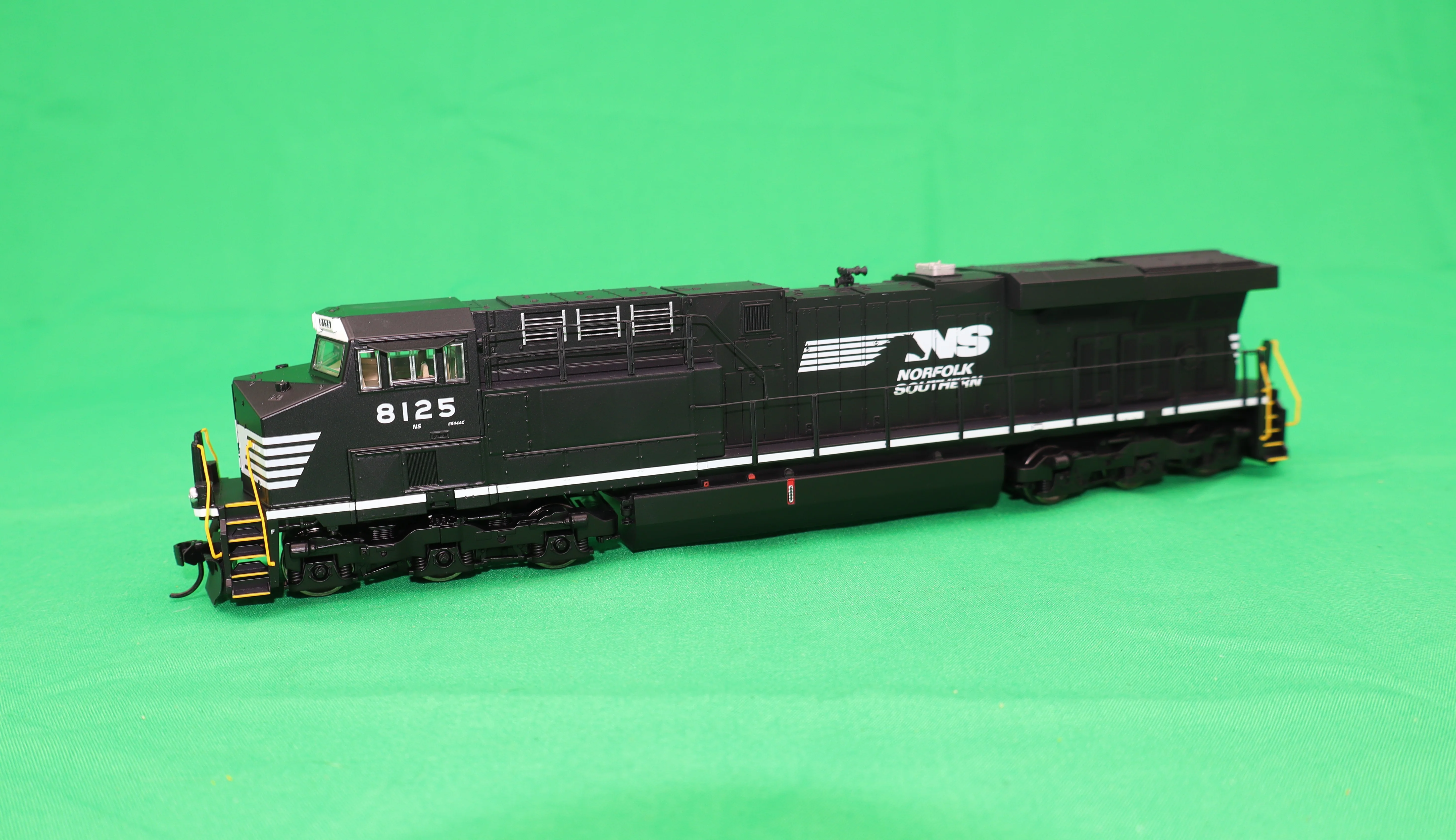 Walthers HO 910-20232 - Mainline - GE ES44AC Evolution Series GEVO Diesel Engine "Norfolk Southern" #8125 (DCC w/ ESU Sound)
