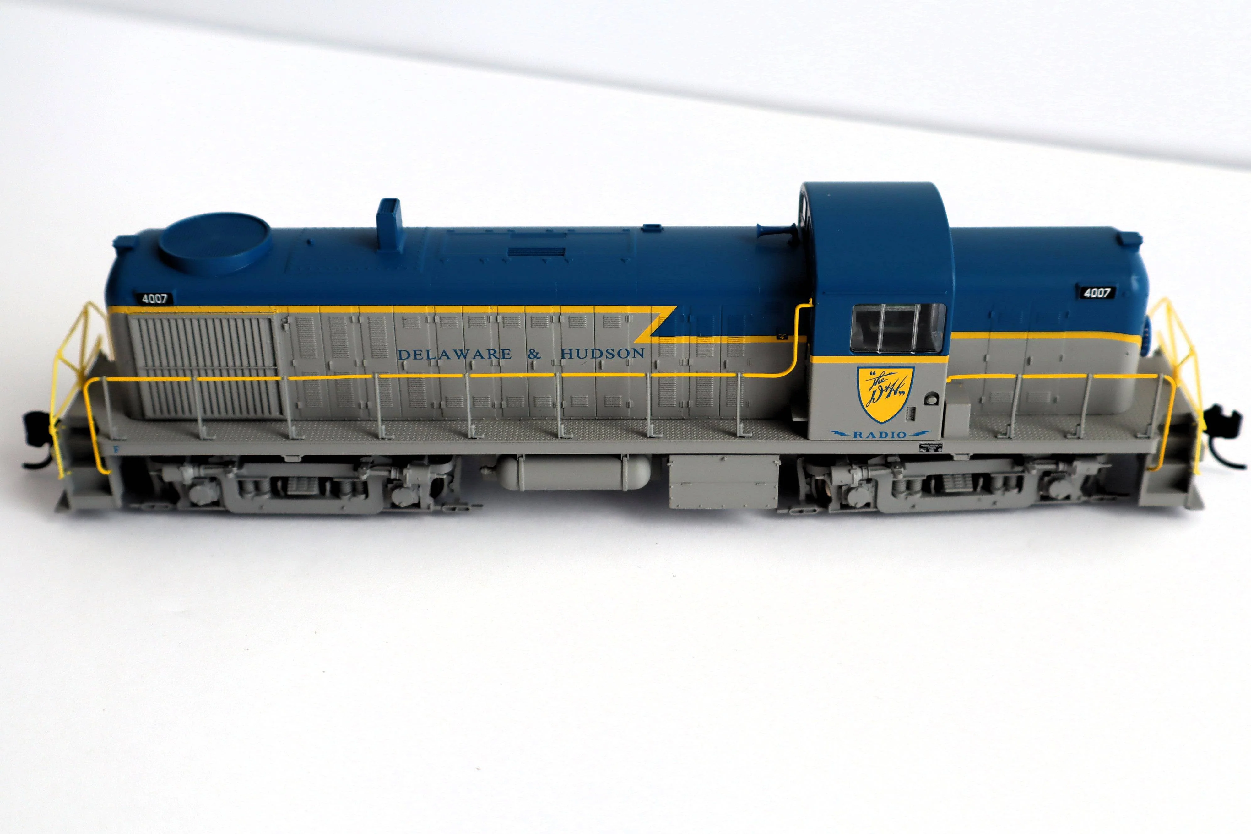 Walthers HO 910-20705 - Mainline - Alco RS2 Diesel Locomotive "Delaware & Hudson" #4007 (w/DCC/Sound) - Image 2