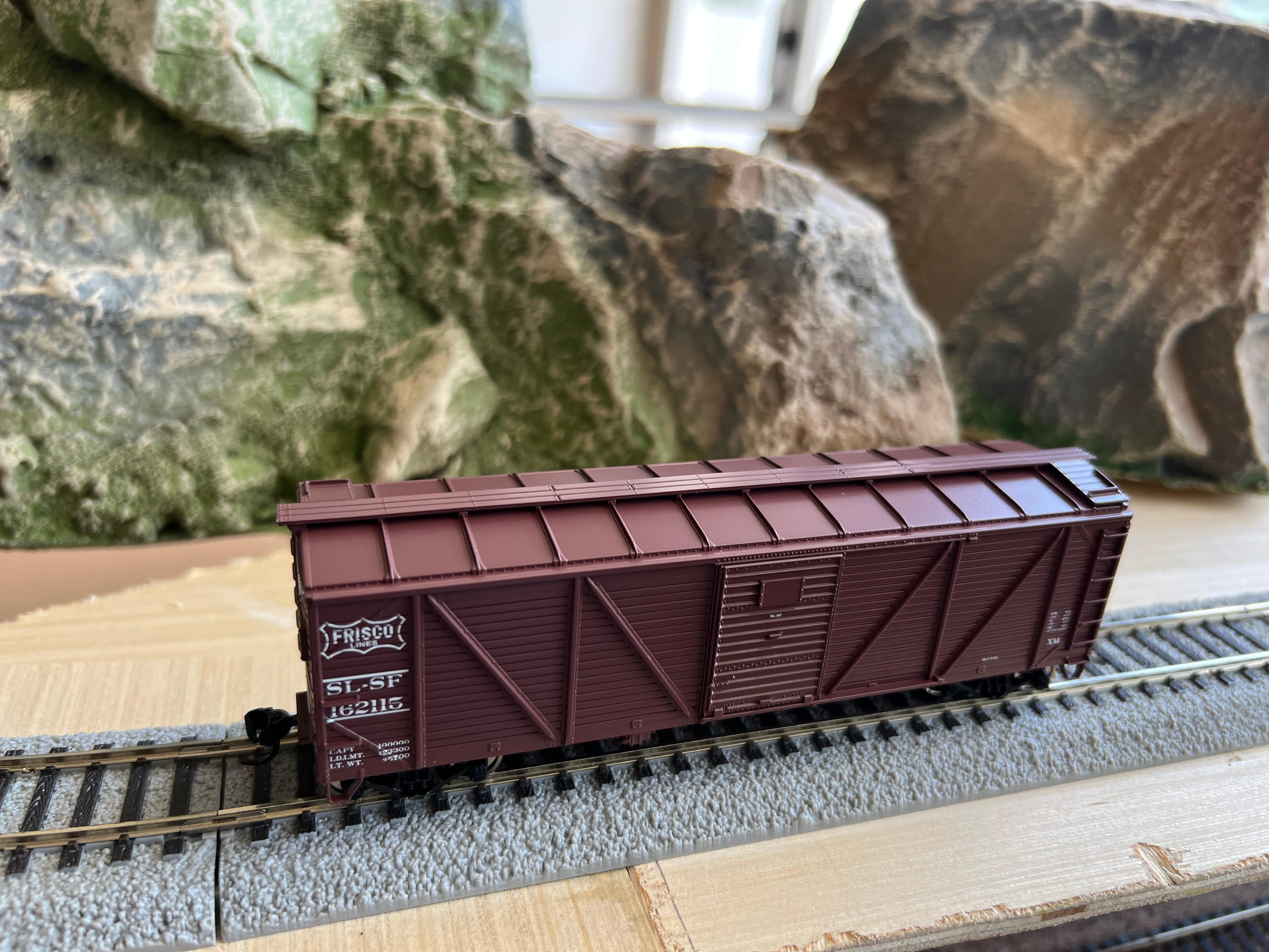 Walthers HO 910-40359 - Mainline - 40' ARA Single Sheathed Boxcar w/Dreadnaught Ends "St. Louis-San Francisco" #162115 - Image 2