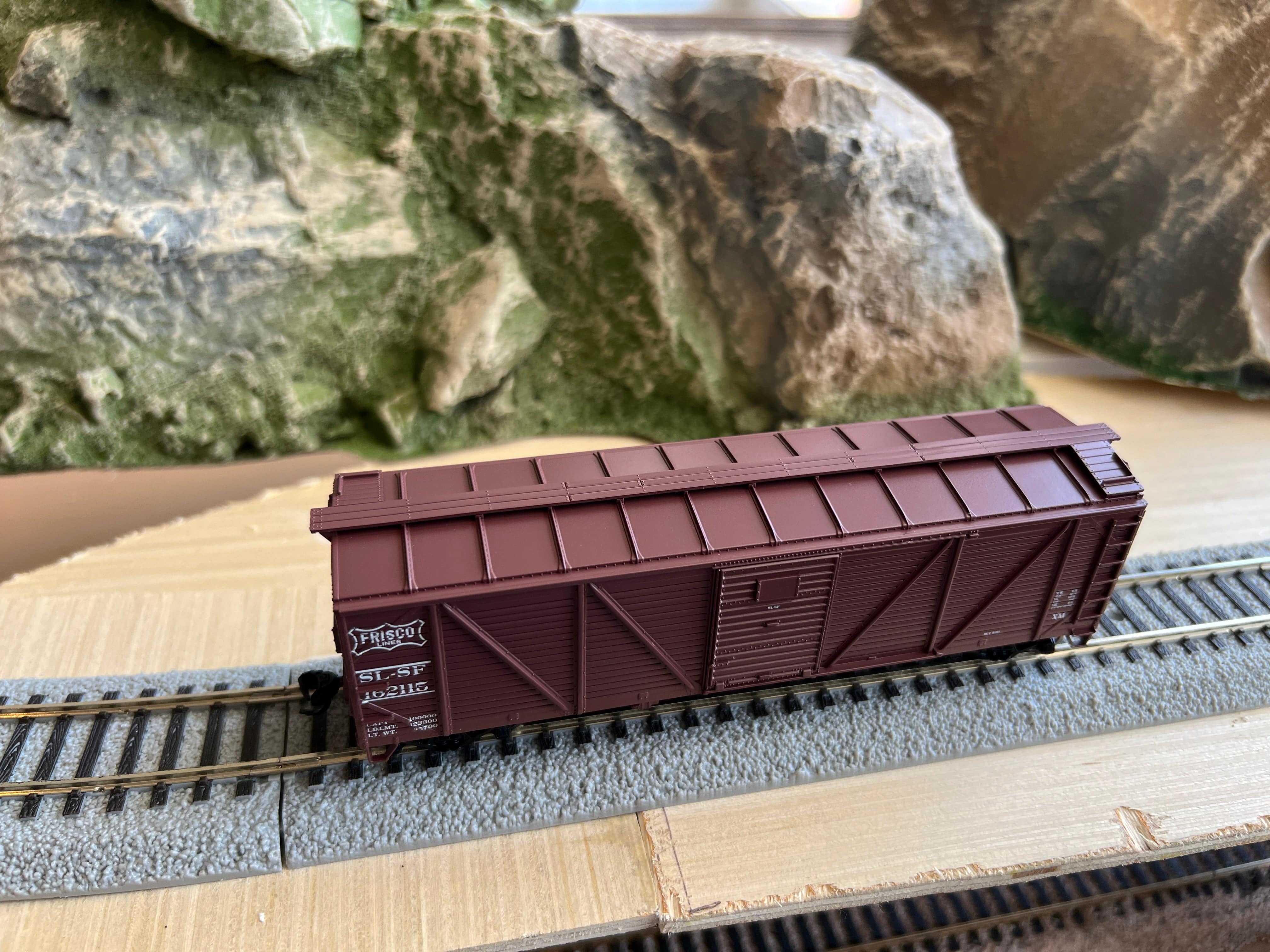 Walthers HO 910-40362 - Mainline - 40' ARA Single Sheathed Boxcar w/Dreadnaught Ends "St. Louis-San Francisco" #162158 - Image 3