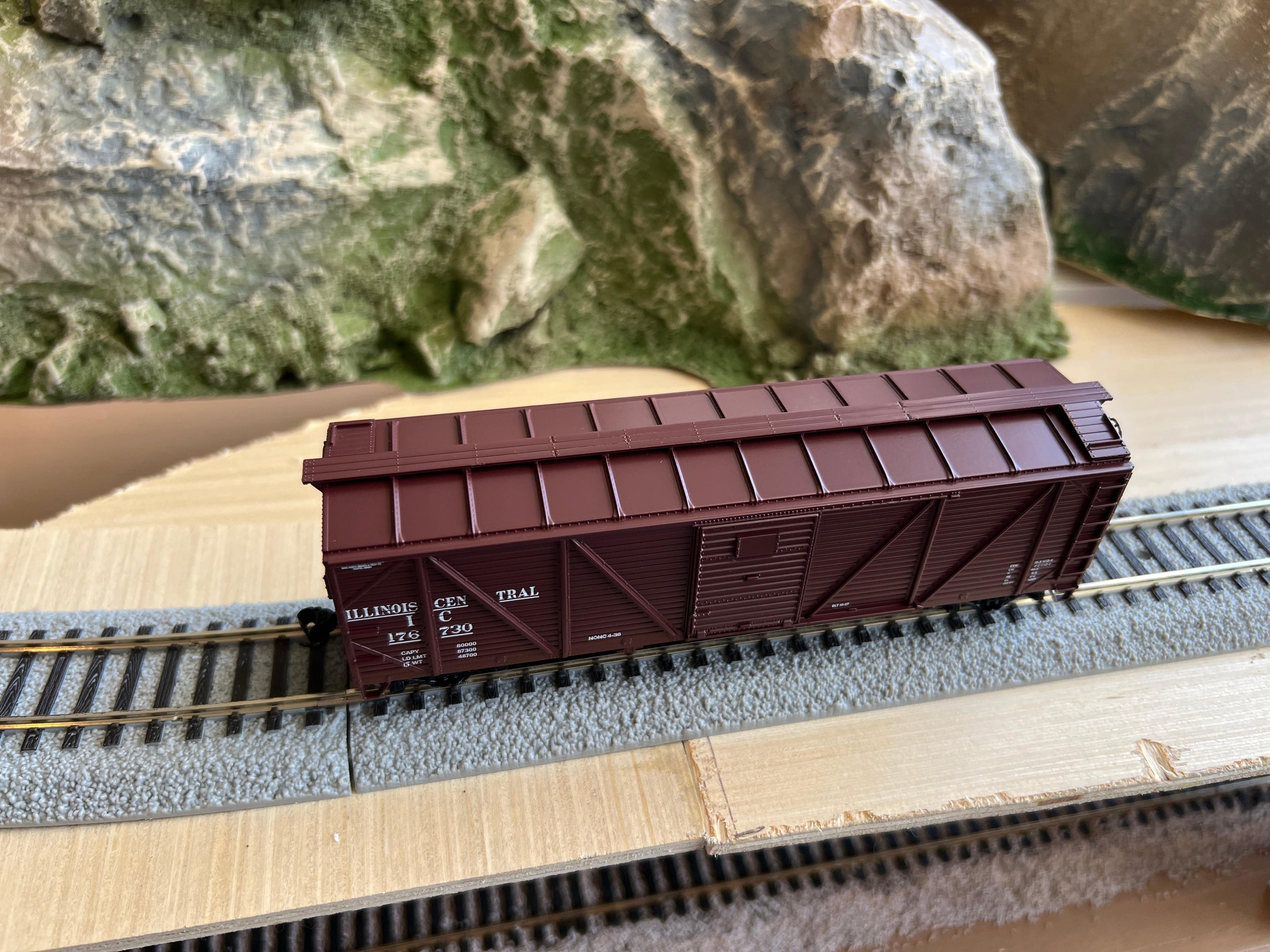 Walthers HO 910-40364 - Mainline - 40' ARA Single Sheathed Boxcar w/Dreadnaught Ends "Illinois Central" #176744 - Image 3