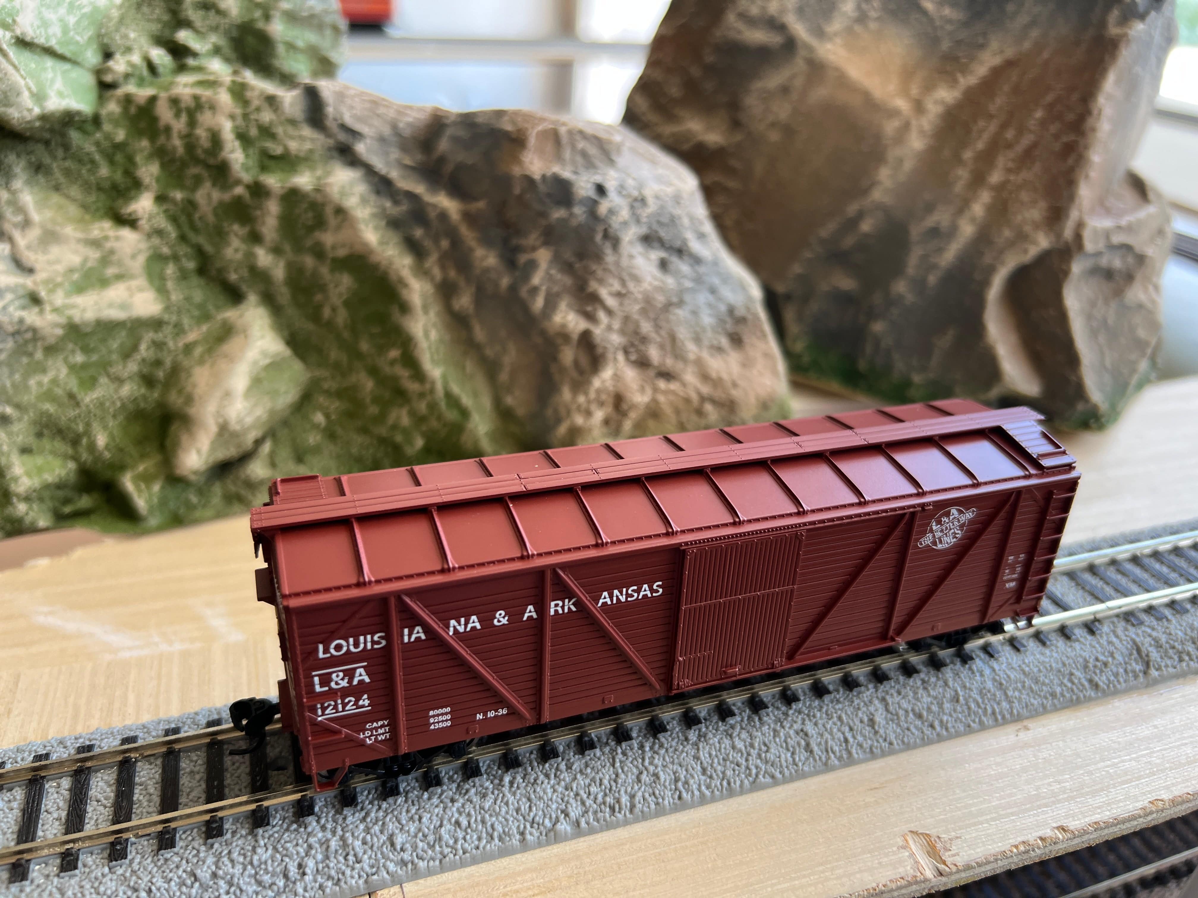 Walthers HO 910-40367 - Mainline - 40' ARA Single Sheathed Boxcar w/Dreadnaught Ends "Louisiana & Arkansas" #12124 - Image 3