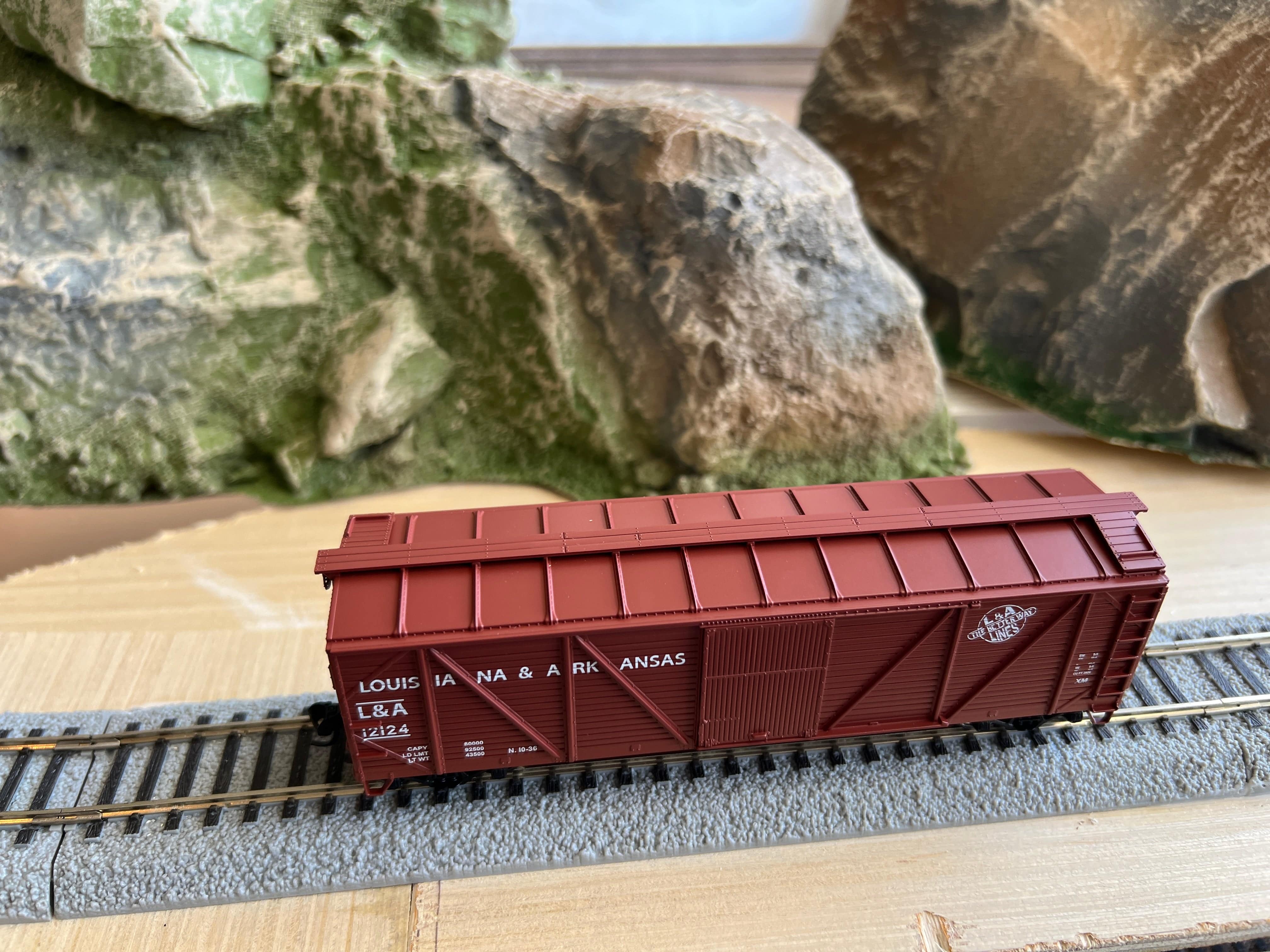 Walthers HO 910-40368 - Mainline - 40' ARA Single Sheathed Boxcar w/Dreadnaught Ends "Louisiana & Arkansas" #12136 - Image 2