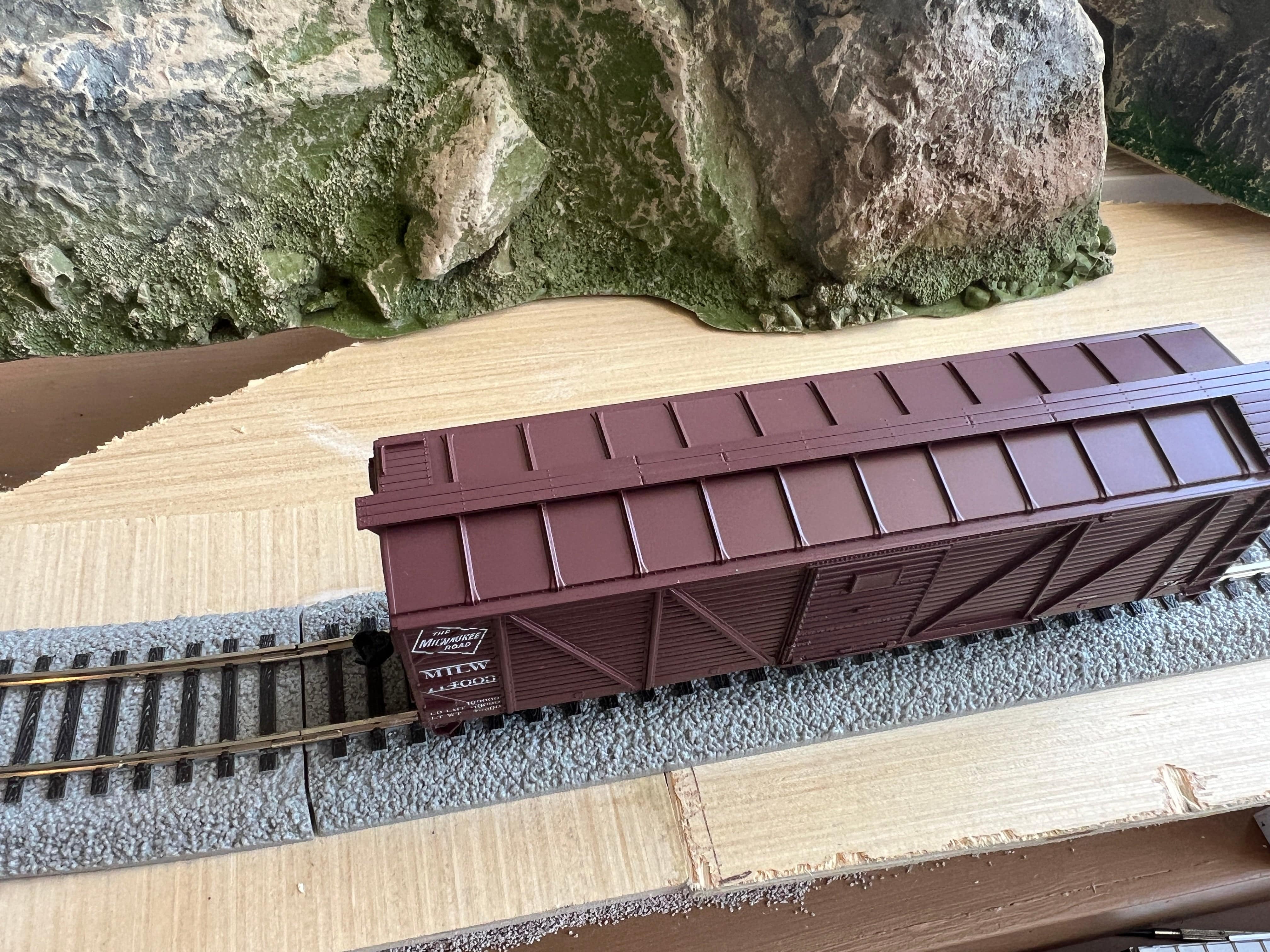 Walthers HO 910-40372 - Mainline - 40' AAR Single Sheathed Boxcar w/Dreadnaught Ends "Milwaukee Road" #714024 - Image 3