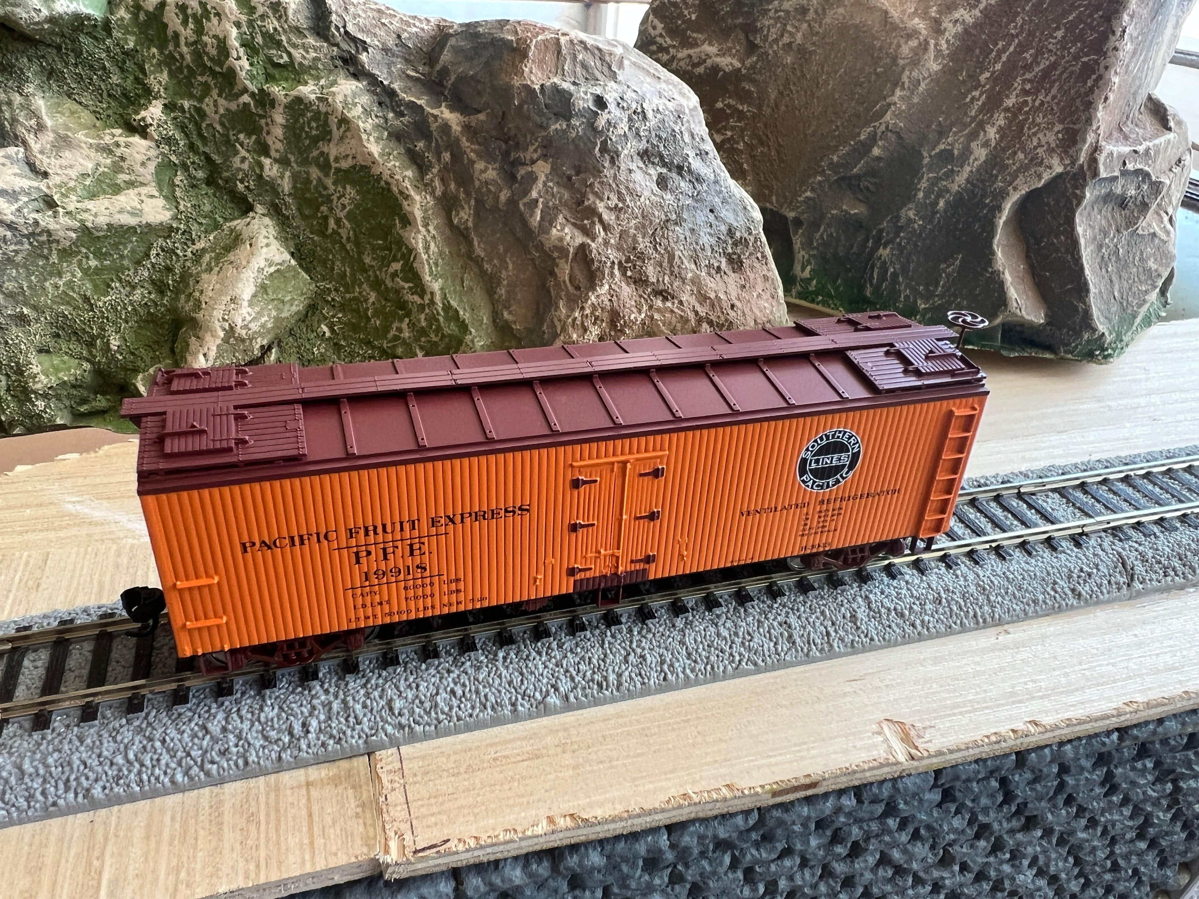 Walthers HO 910-41230 - Mainline - 40' Wood Reefer w/ Wood Ends "Pacific Fruit Express" #36171 - Image 2