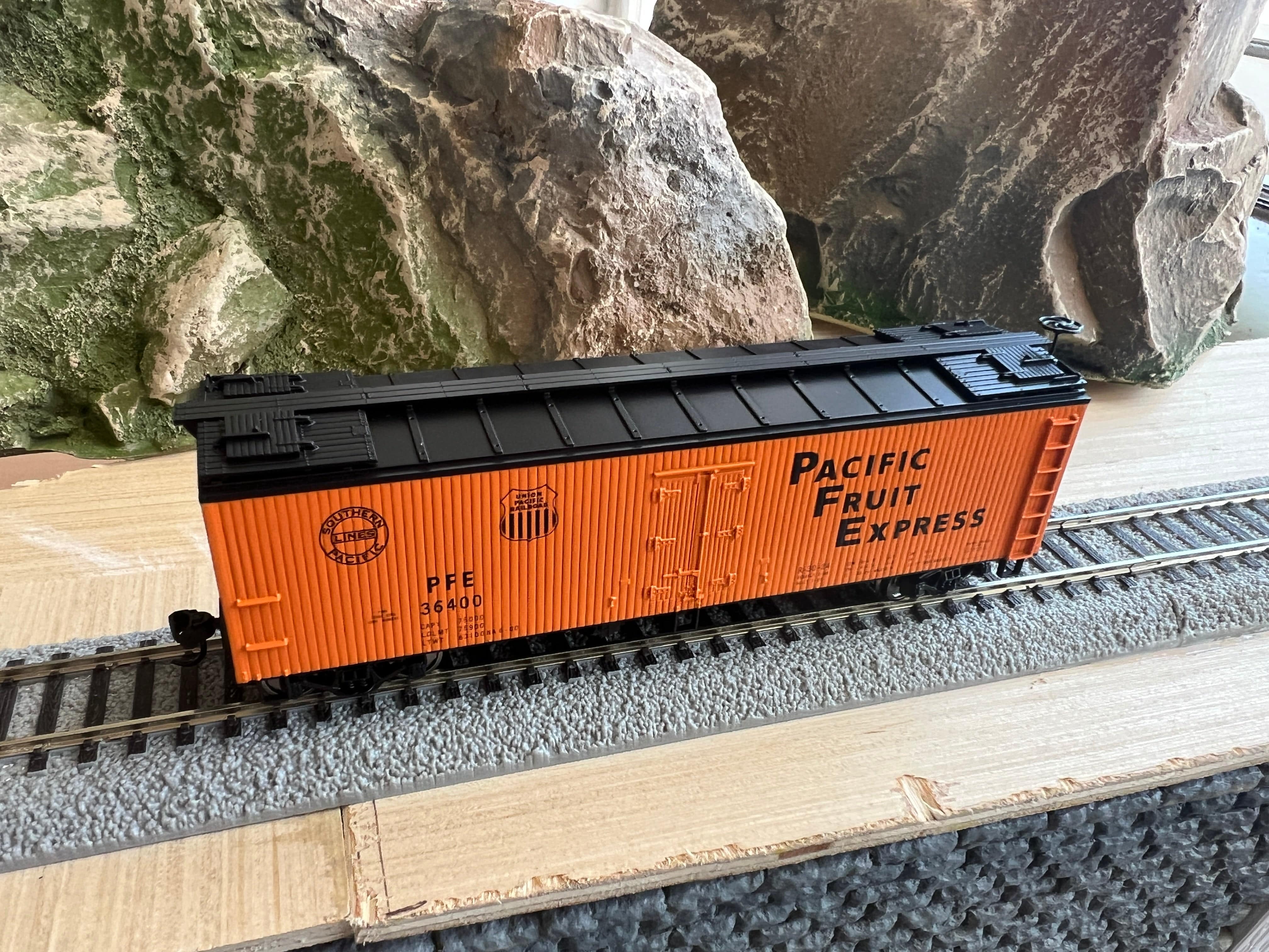 Walthers HO 910-41233 - Mainline - 40' Wood Reefer w/ Wood Ends "Pacific Fruit Express" #36455 - Image 2