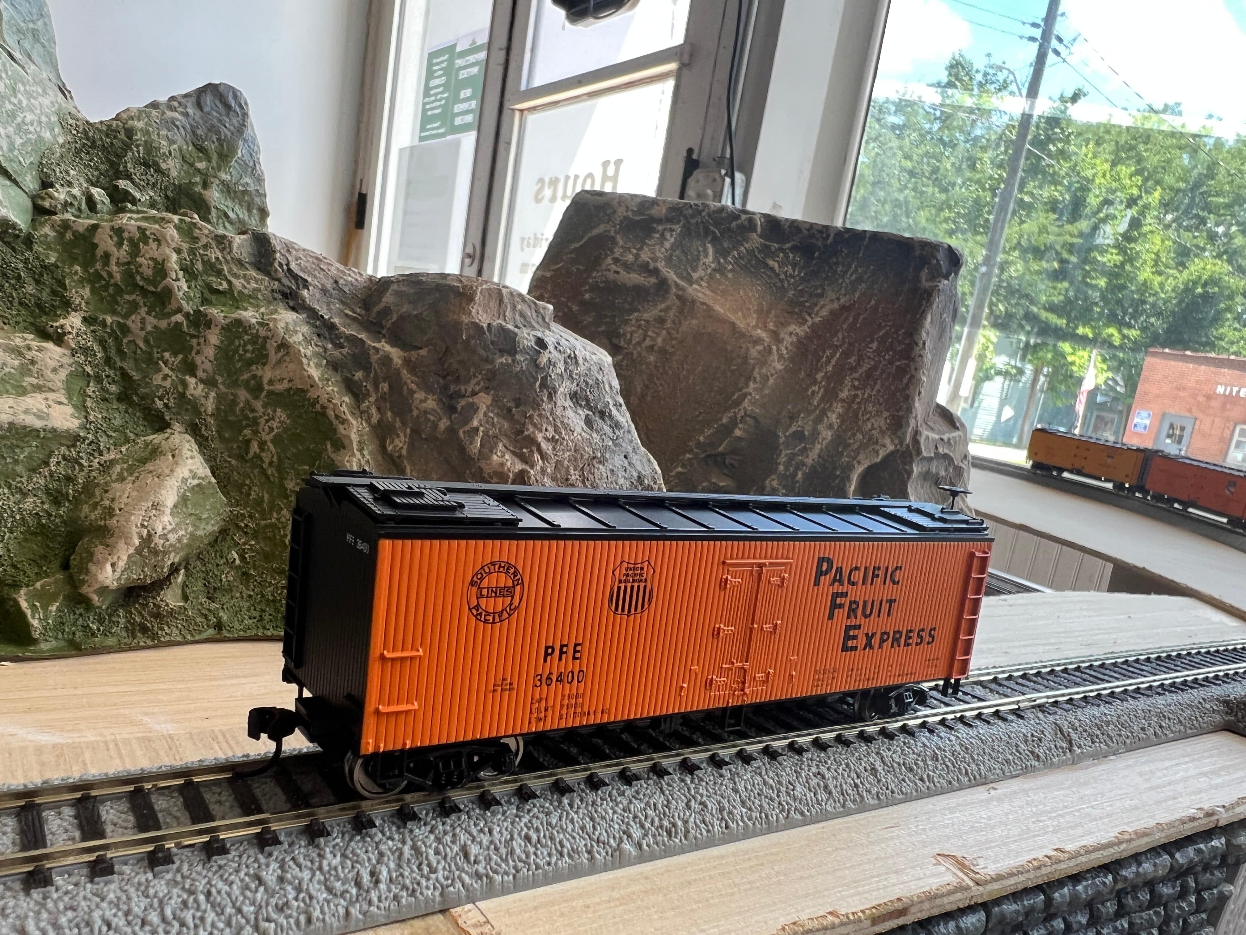 Walthers HO 910-41233 - Mainline - 40' Wood Reefer w/ Wood Ends "Pacific Fruit Express" #36455 - Image 4