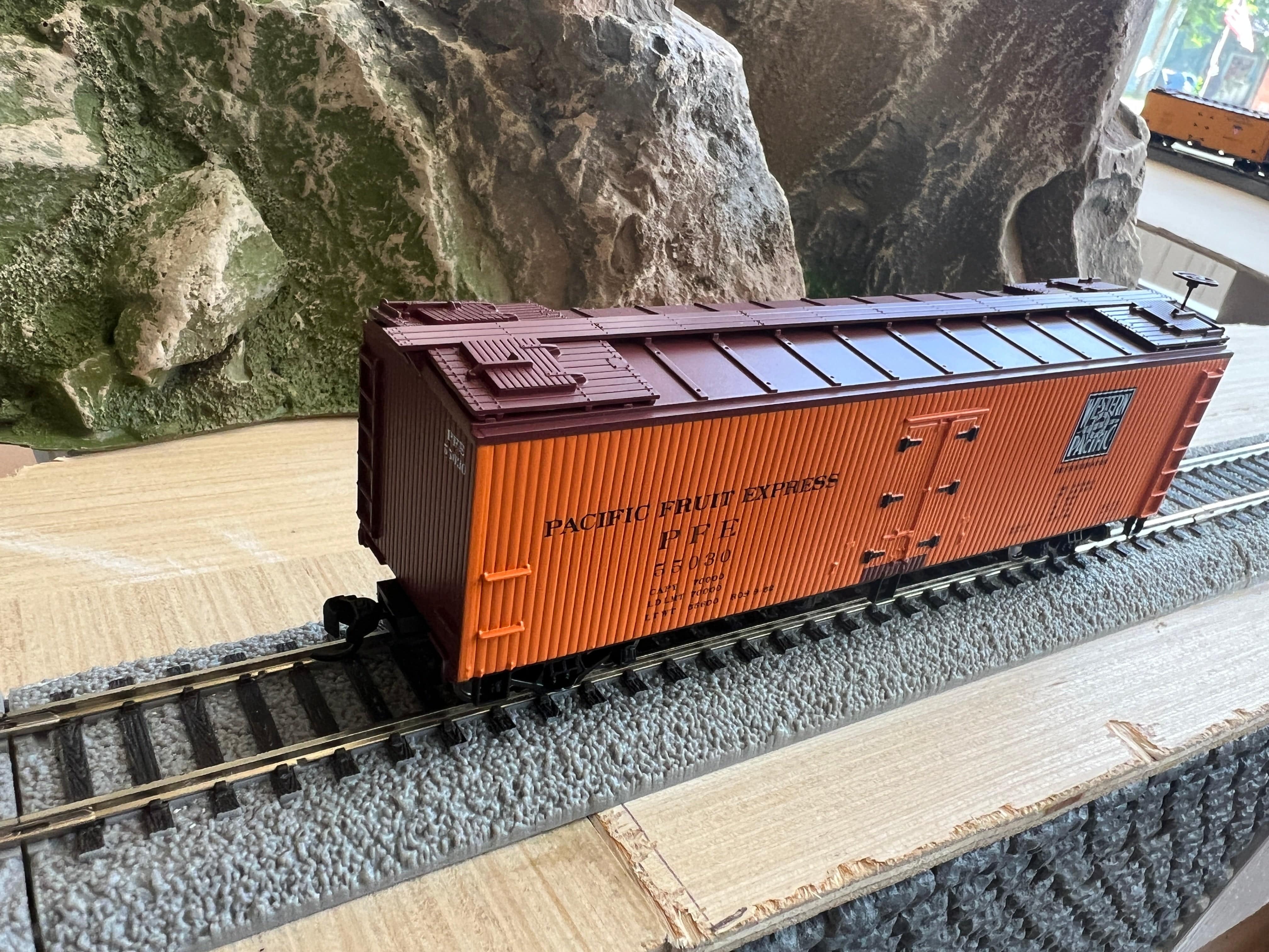 Walthers HO 910-41234 - Mainline - 40' Wood Reefer w/ Wood Ends "Pacific Fruit Express" #55030 - Image 3