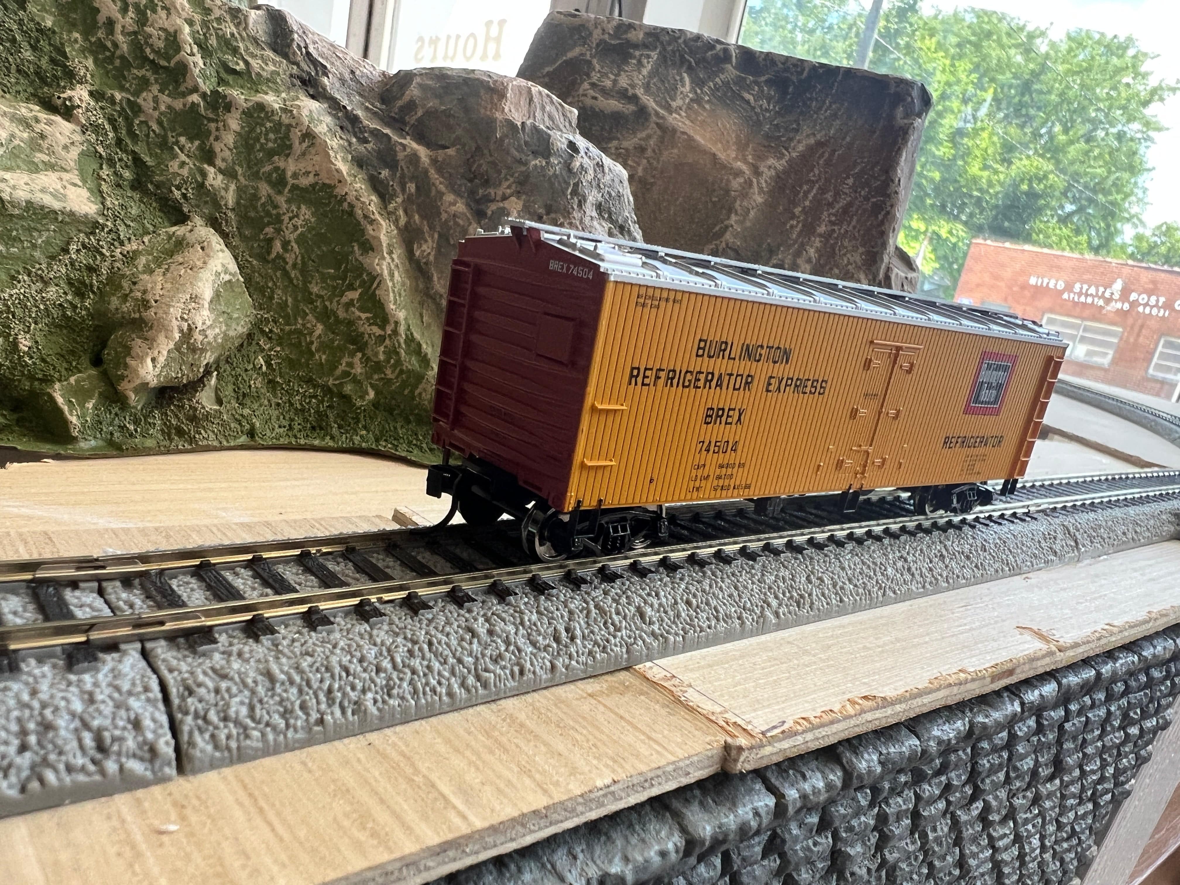 Walthers HO 910-41306 - Mainline - 40' Wood Reefer w/ Steel Ends "Chicago Burlington & Quincy" #74524 - Image 3