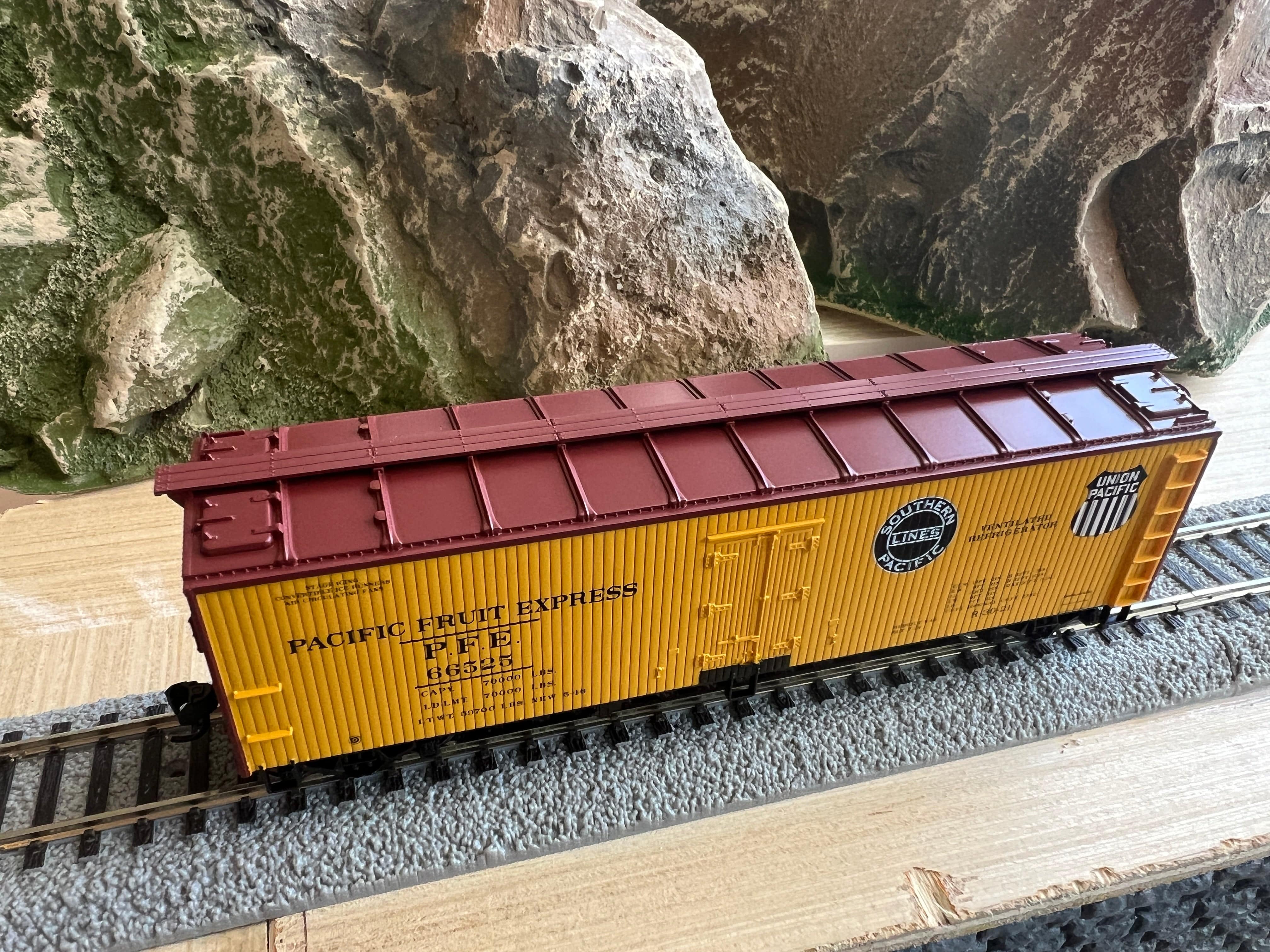 Walthers HO 910-41322 - Mainline - 40' Wood Reefer w/ Steel Ends "Pacific Fruit Express" #66532 - Image 3