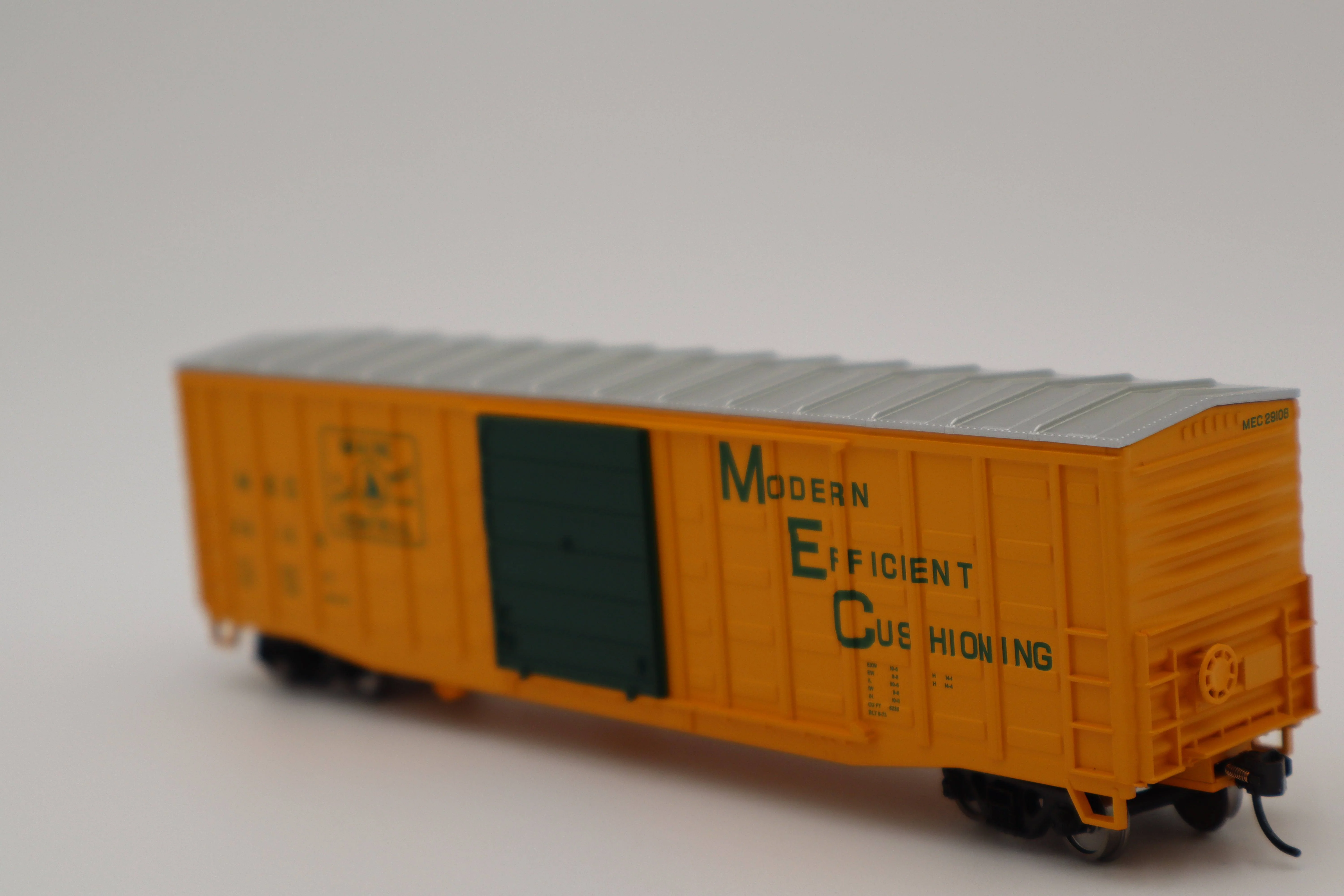 Walthers HO 910-46713 - Mainline - 50' Waffle Side Boxcar "Maine Central" #29106 - Image 3